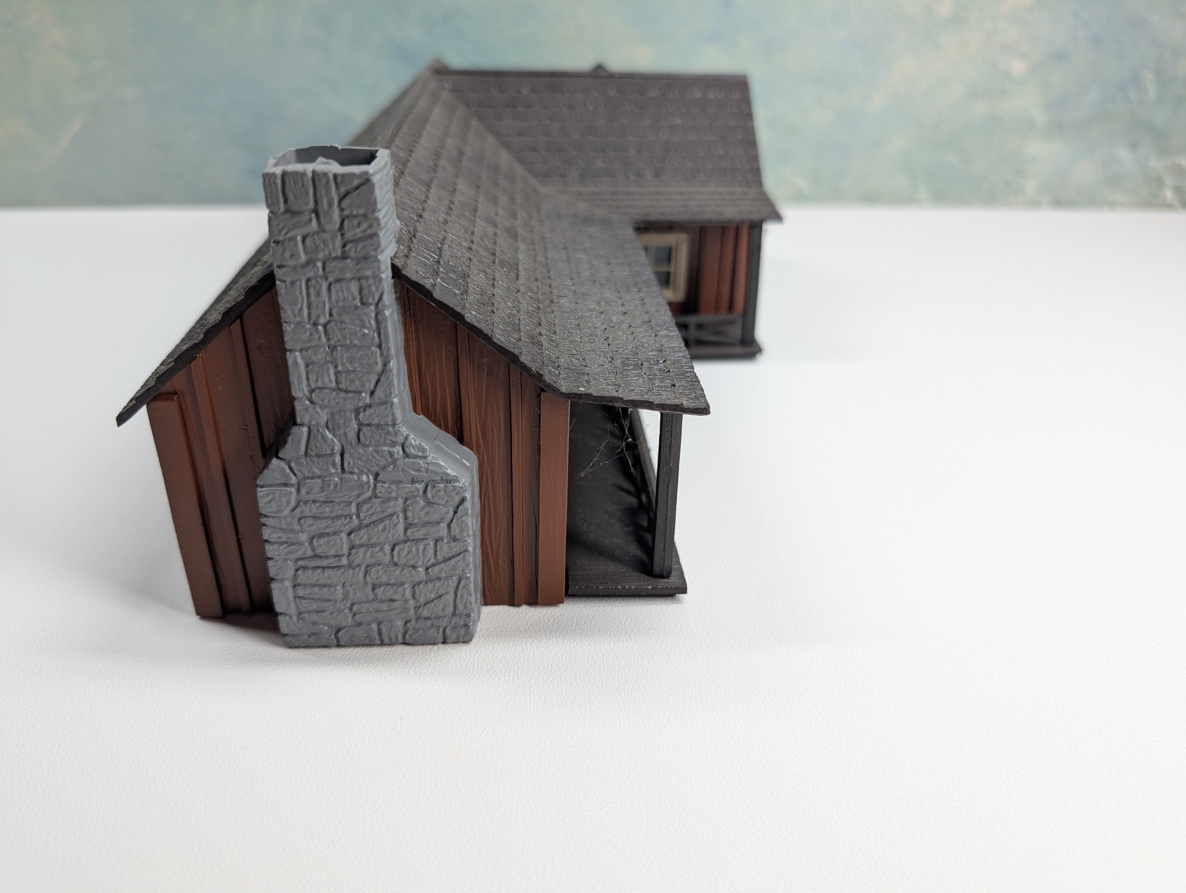 USED K-Line #K-415006 O L-Shaped Ranch House, Lighted, Trackside