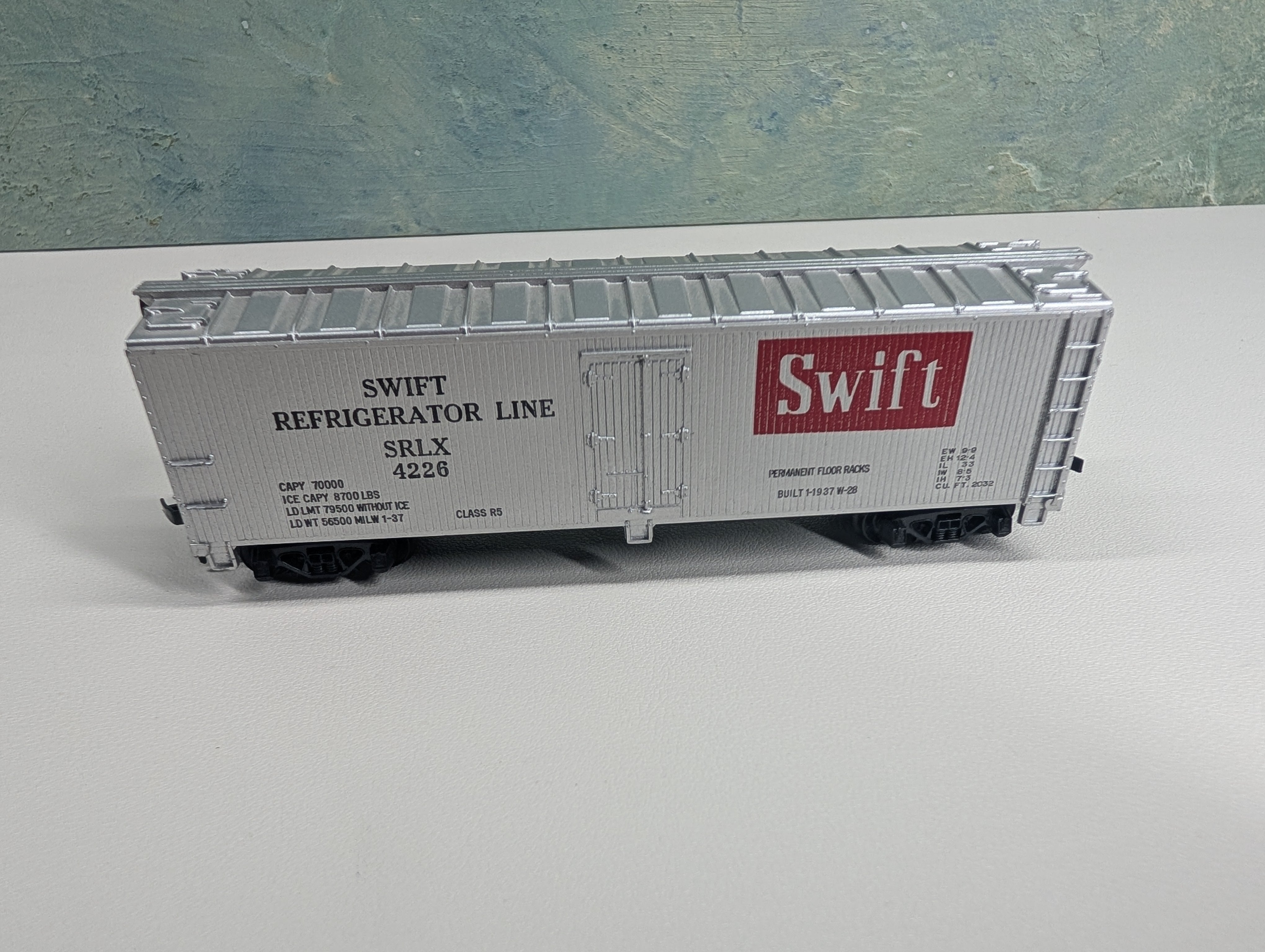 USED Tyco HO Scale 40' Box Car Swift Refrigerator Line SRLX #4226