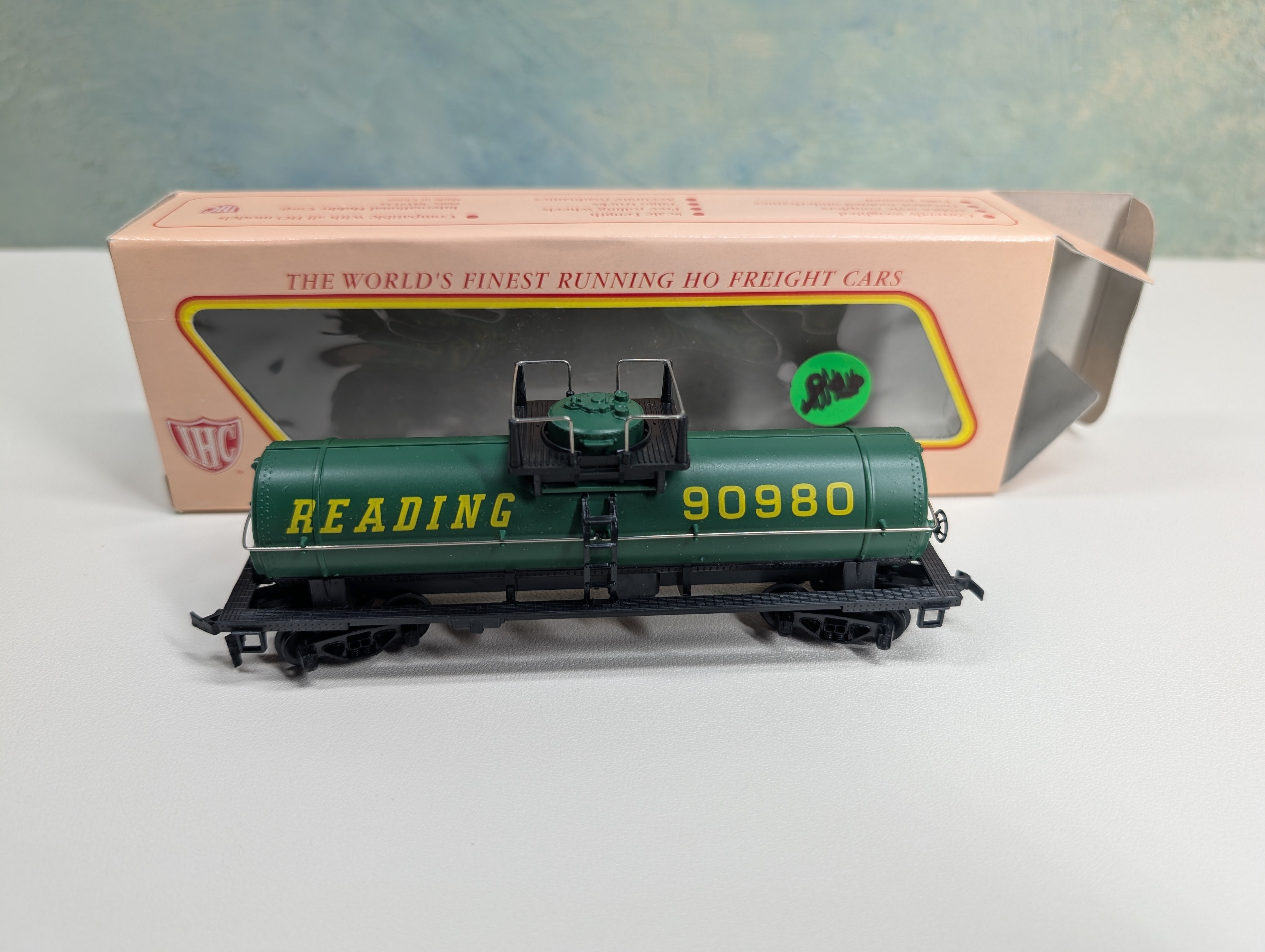 USED IHC HO Scale Tank Car Reading #90980