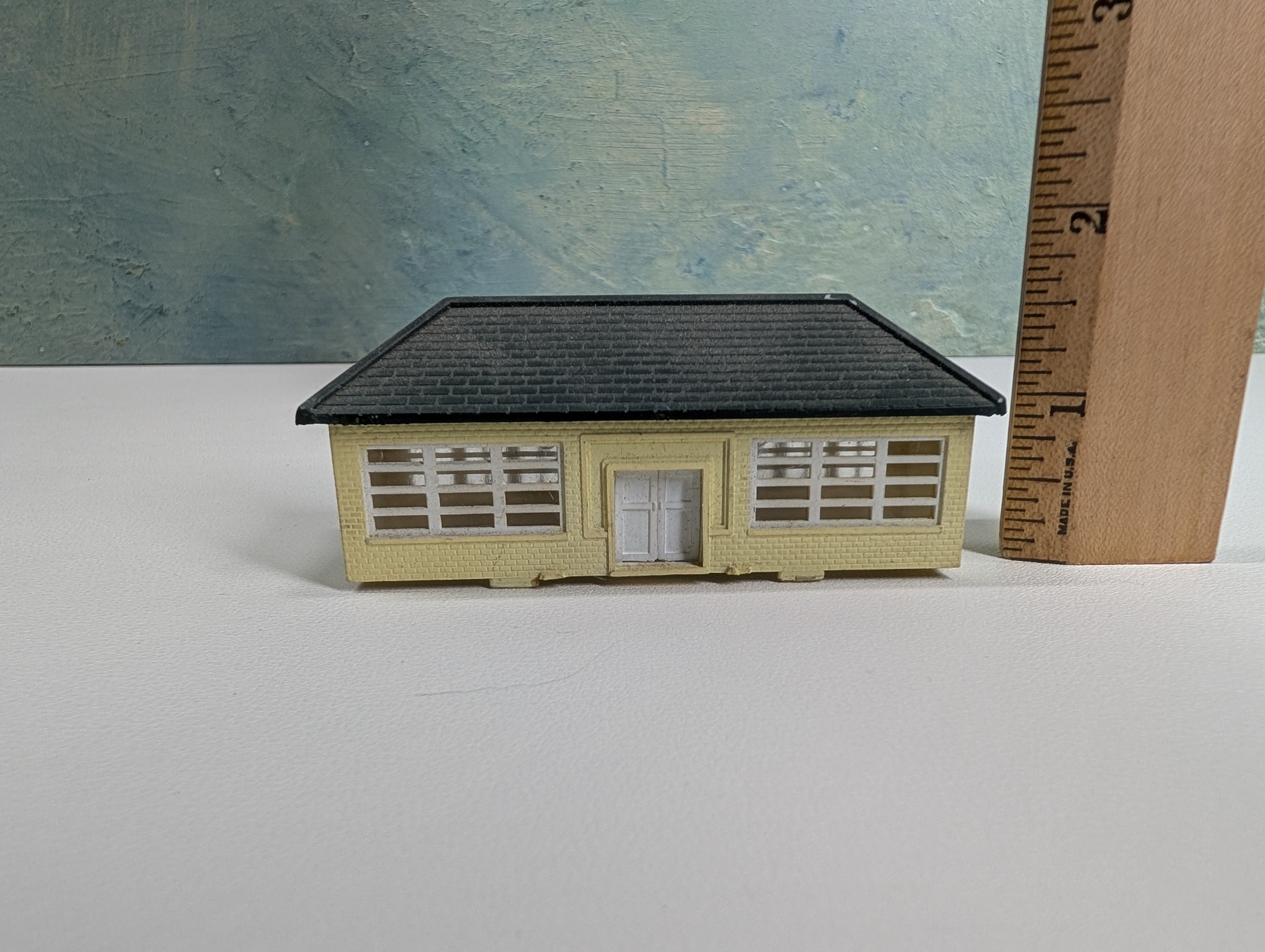 USED N Scale Fairfield School House w/ Playground Scene