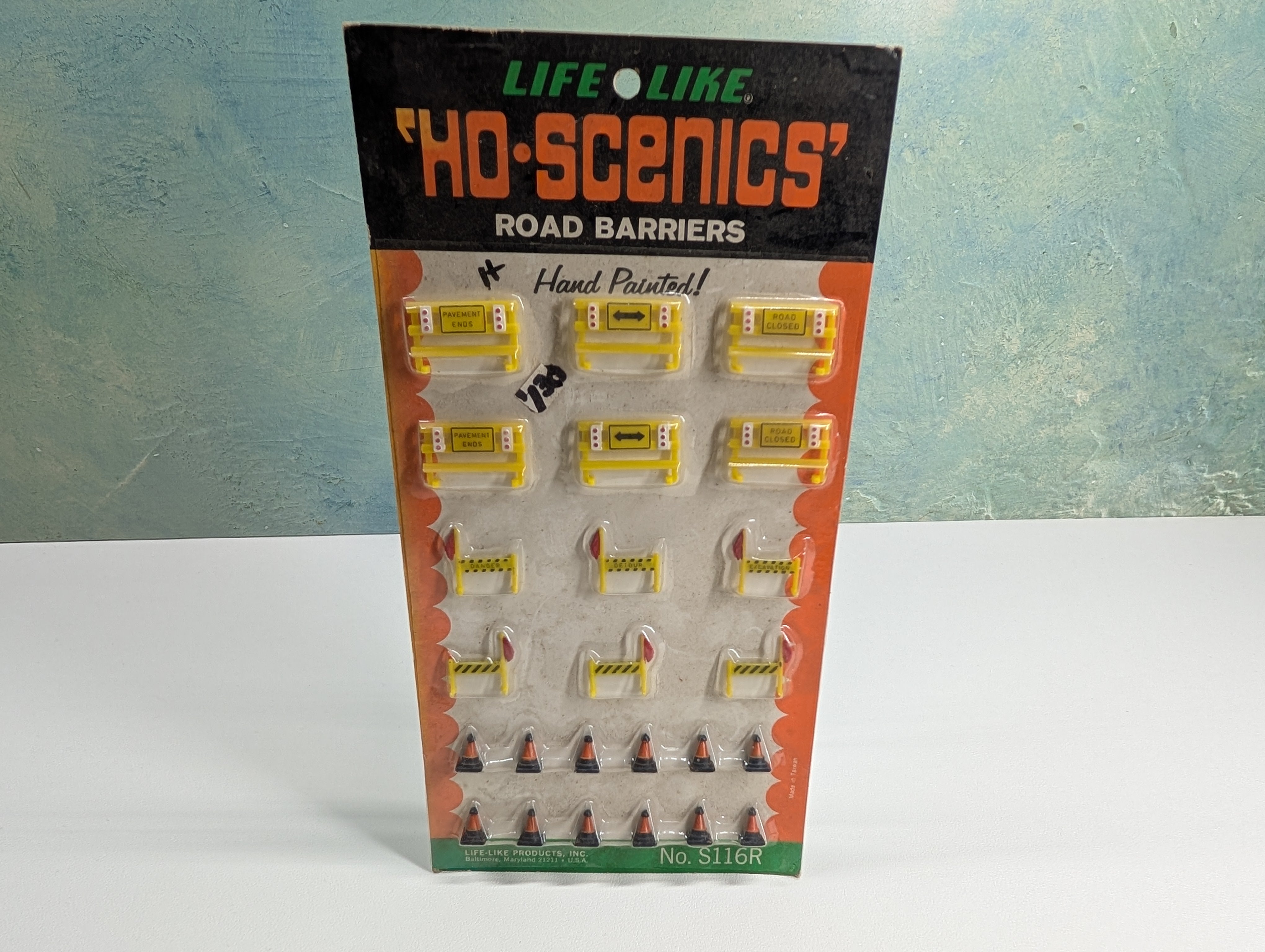 Life-Like S116R HO Scale Scenics Road Barriers, Construction Cones