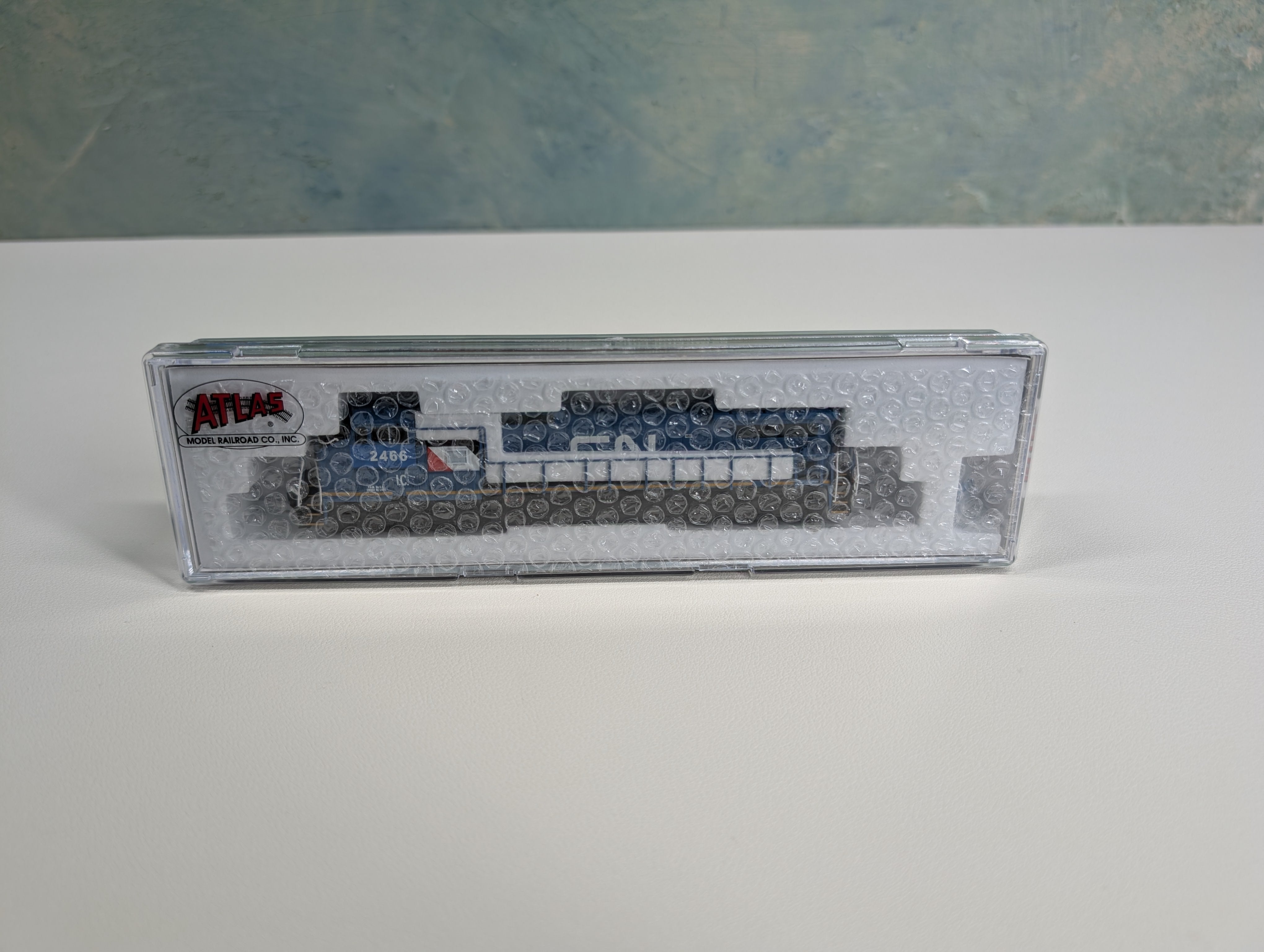 Atlas 40005847 N Scale Dash 8-40CW Diesel Locomotive Canadian National IC #2466 Gold ESU LokSound 5