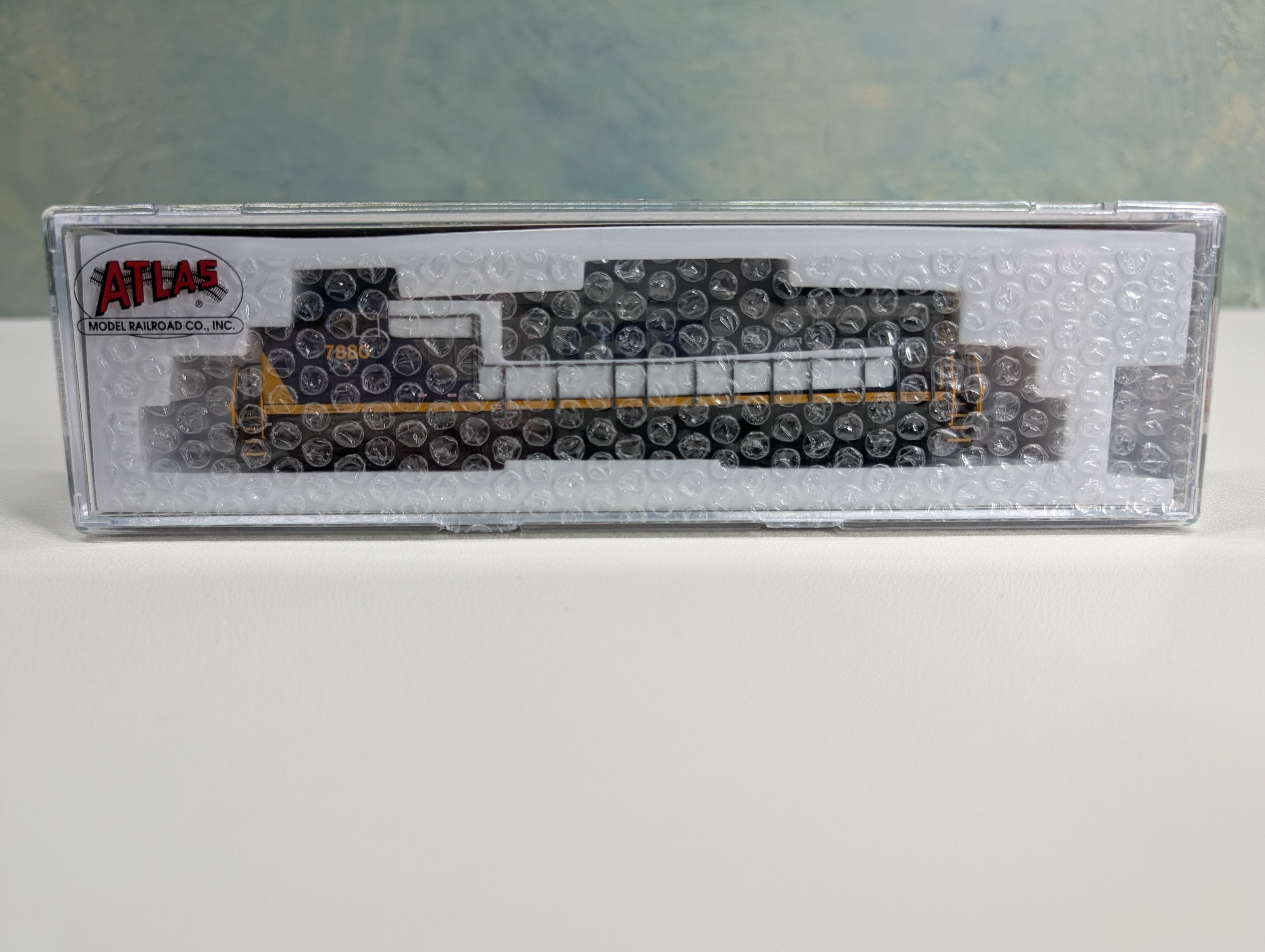 Atlas 40005854 N Scale Dash 8-40CW Diesel Locomotive CSX #7880 YN2 Gold ESU LokSound 5