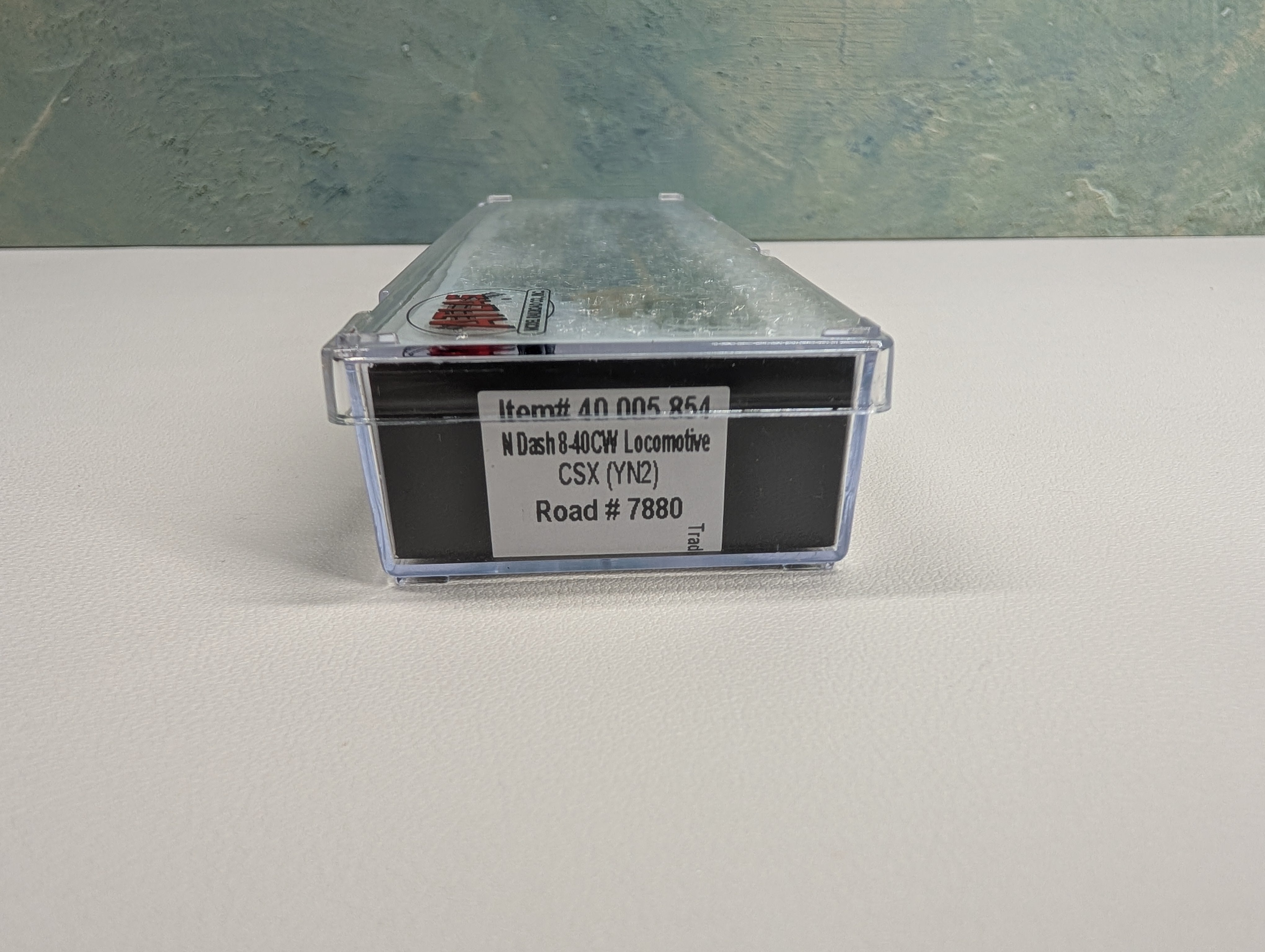 Atlas 40005854 N Scale Dash 8-40CW Diesel Locomotive CSX #7880 YN2 Gold ESU LokSound 5