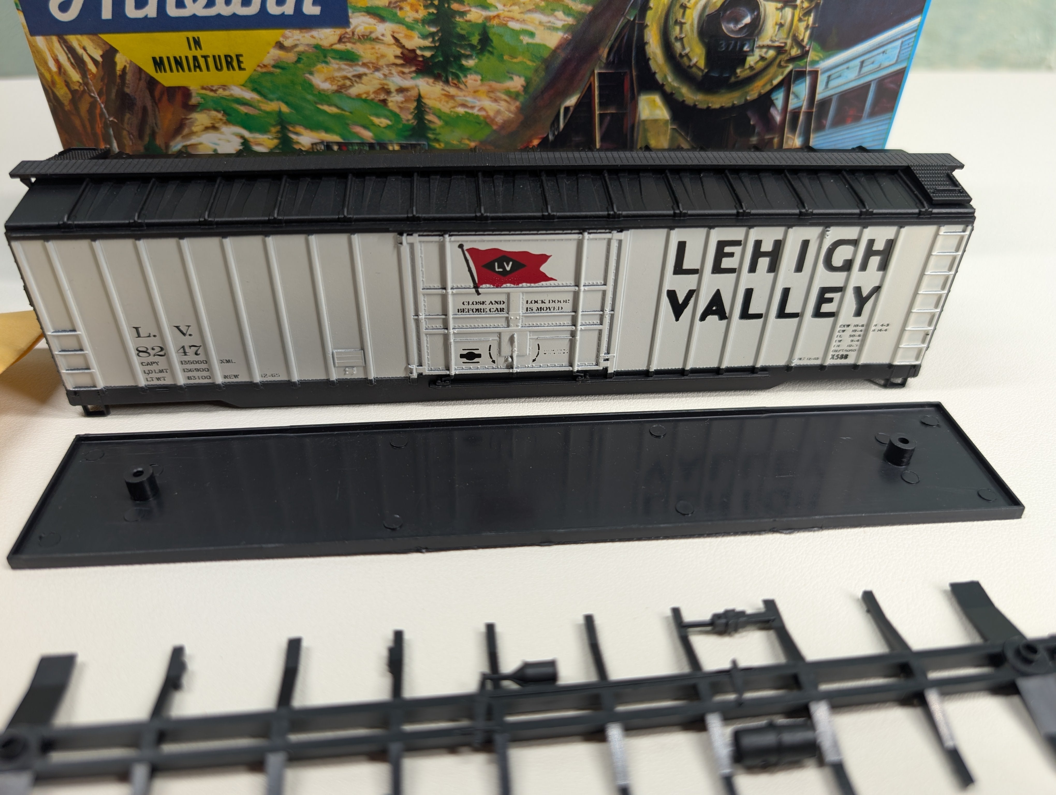 USED Athearn HO Scale 50' Box Car Lehigh Valley LV #8247