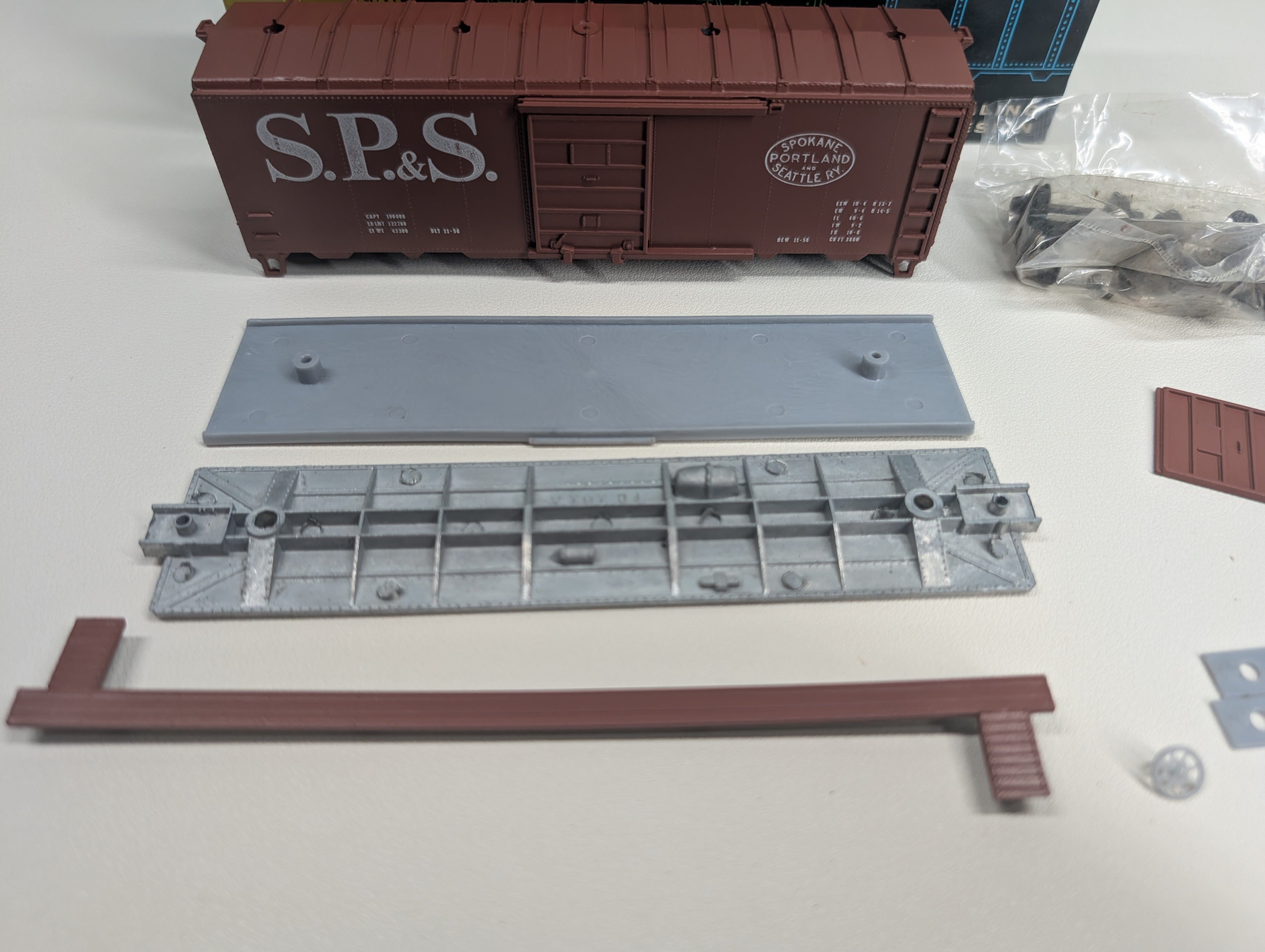 USED Roundhouse HO Scale 40' Box Car Spokane, Portland and Seattle SP&S KIT