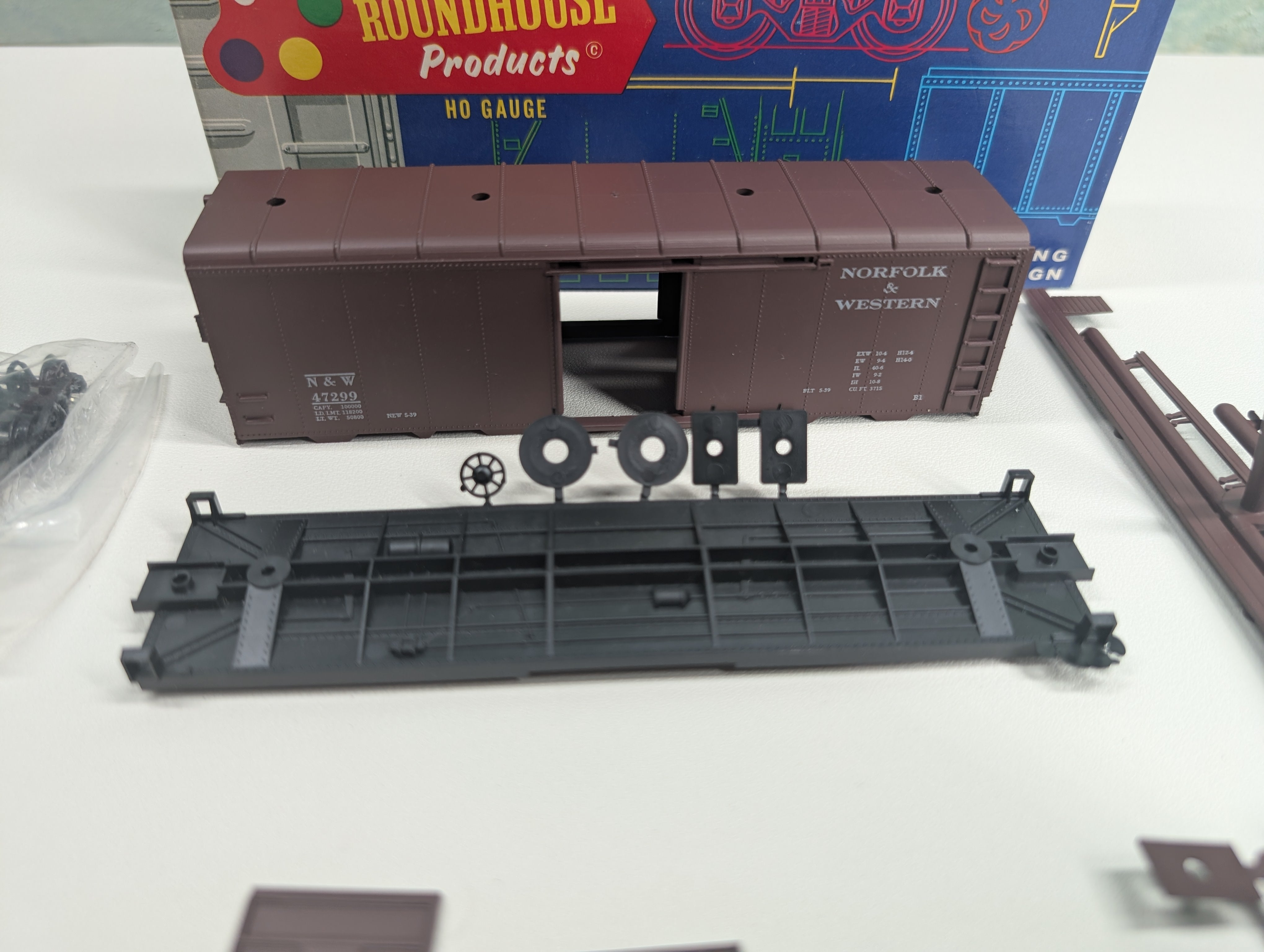USED Roundhouse HO Scale 40' Box Car Norfolk & Western N&W #47299 KIT