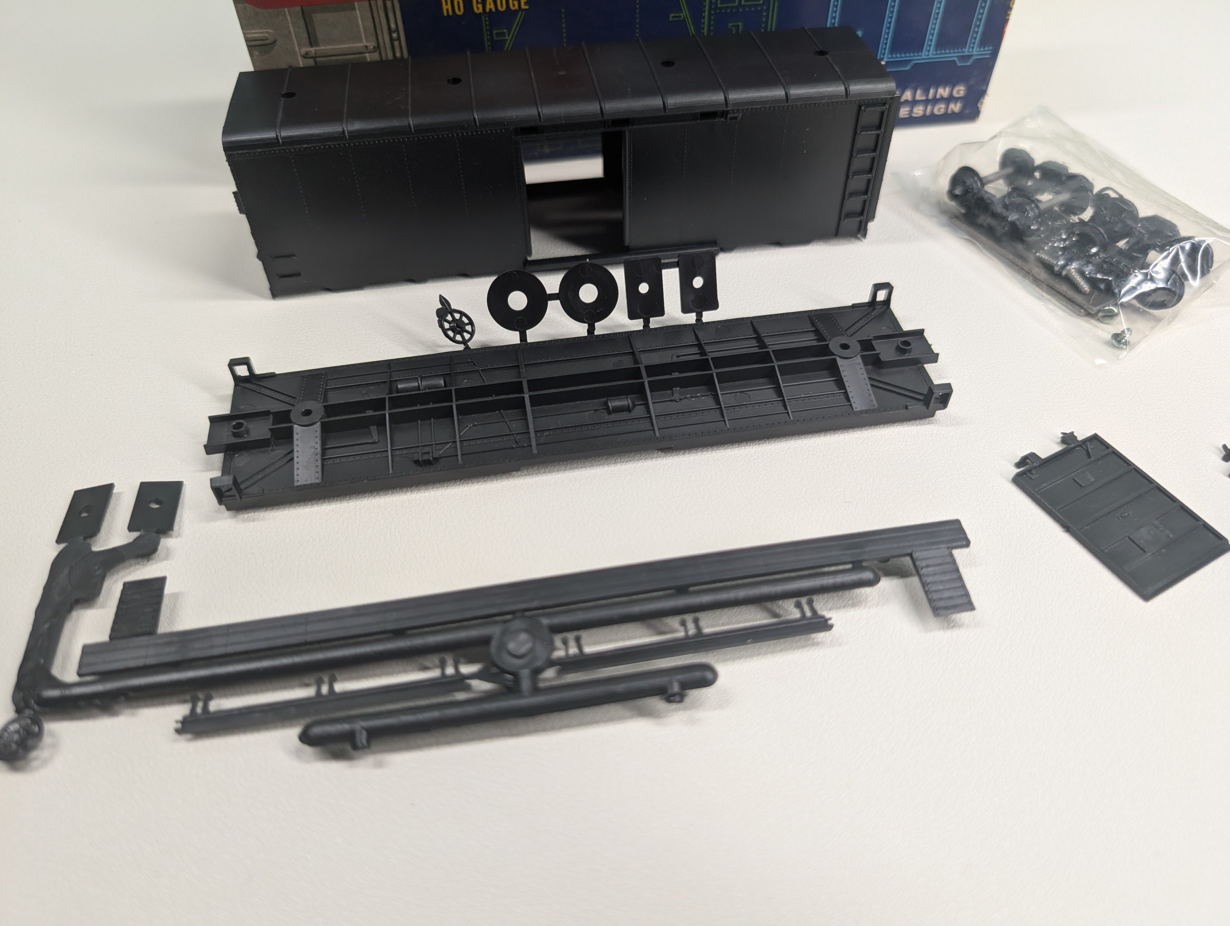 USED Roundhouse HO Scale 40' Box Car Undecorated Black KIT