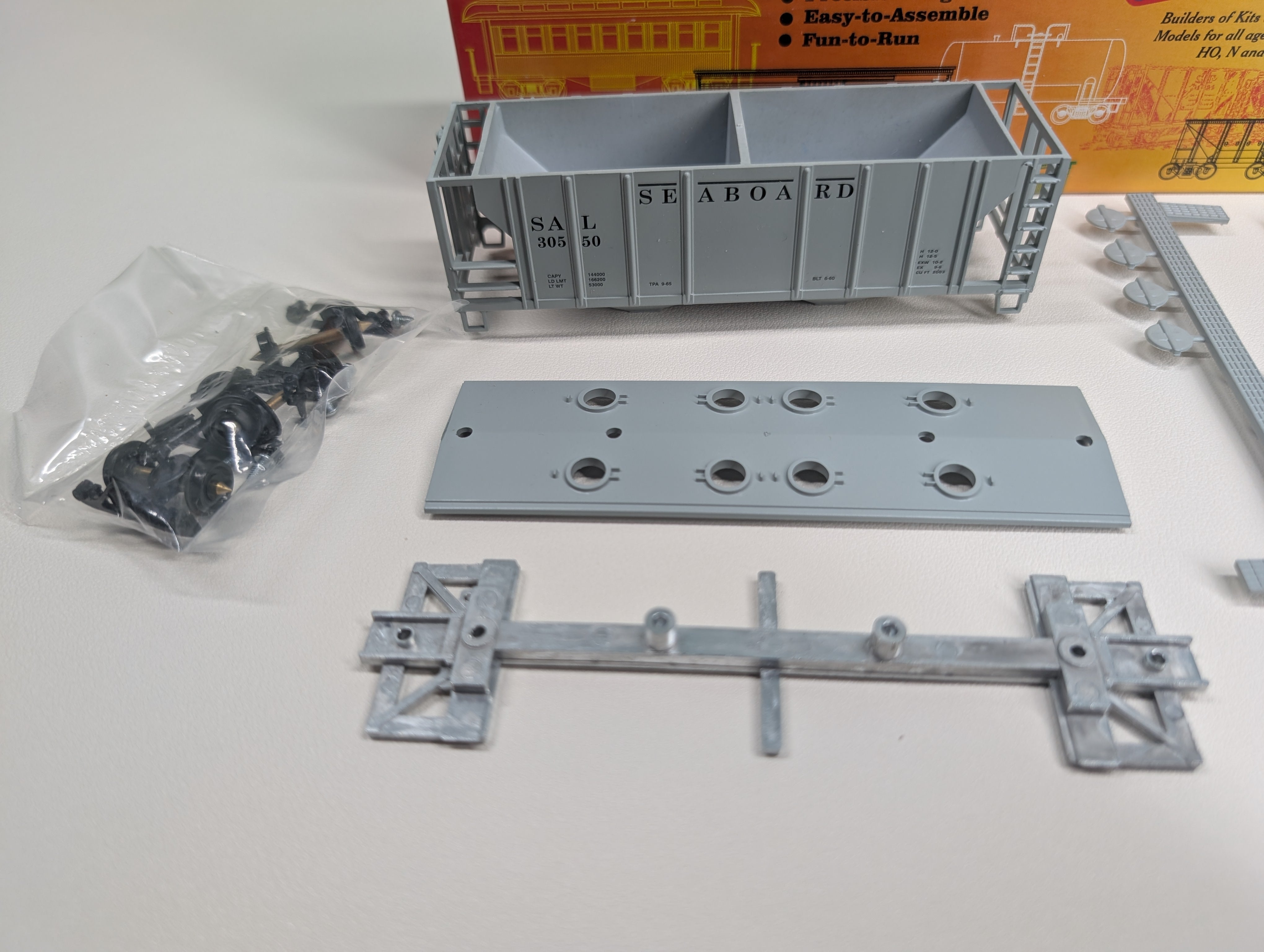 USED Roundhouse 2064 HO Scale 34' 2-Bay Covered Hopper Seaboard Air Line SAL #30550 KIT