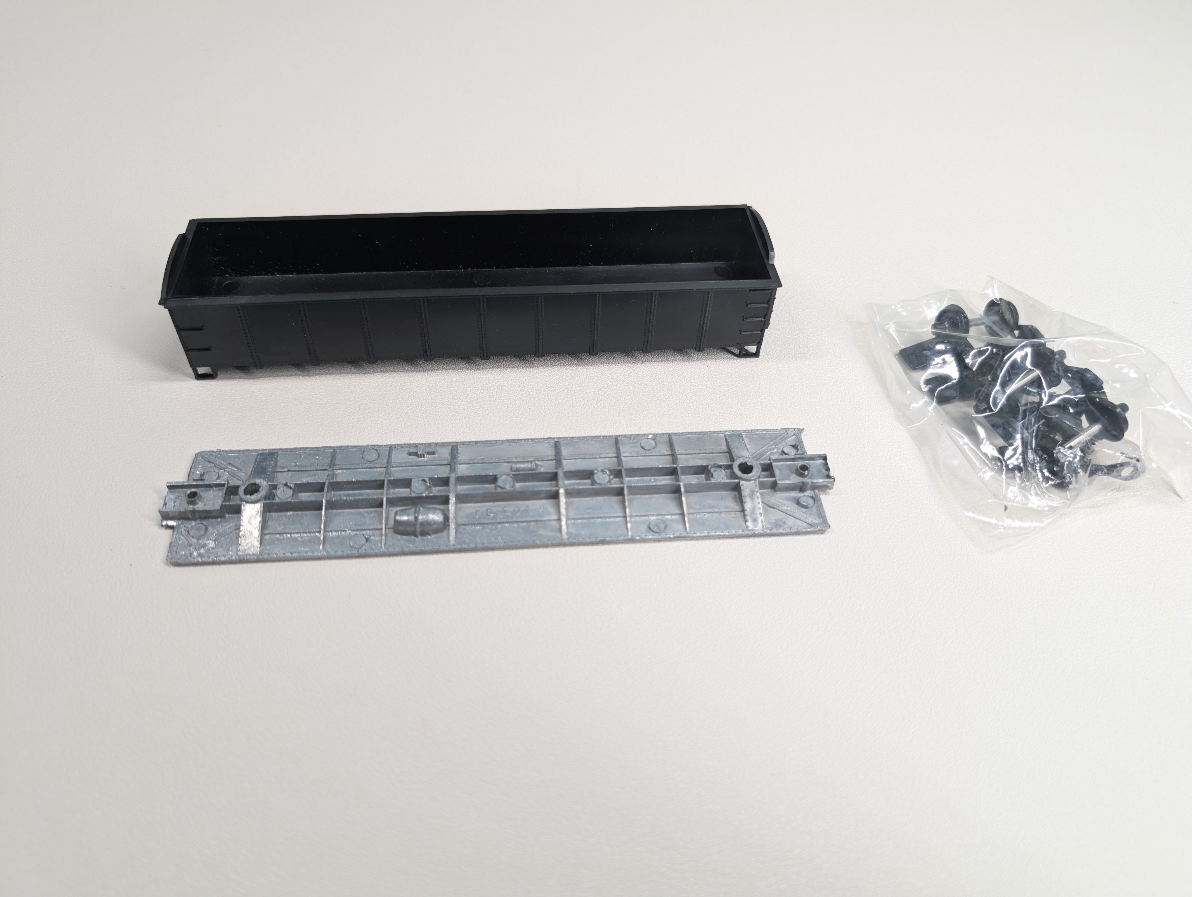 USED Roundhouse 1340 HO Scale Lot of 40' Gondola Undecorated Black KIT (4 pcs)