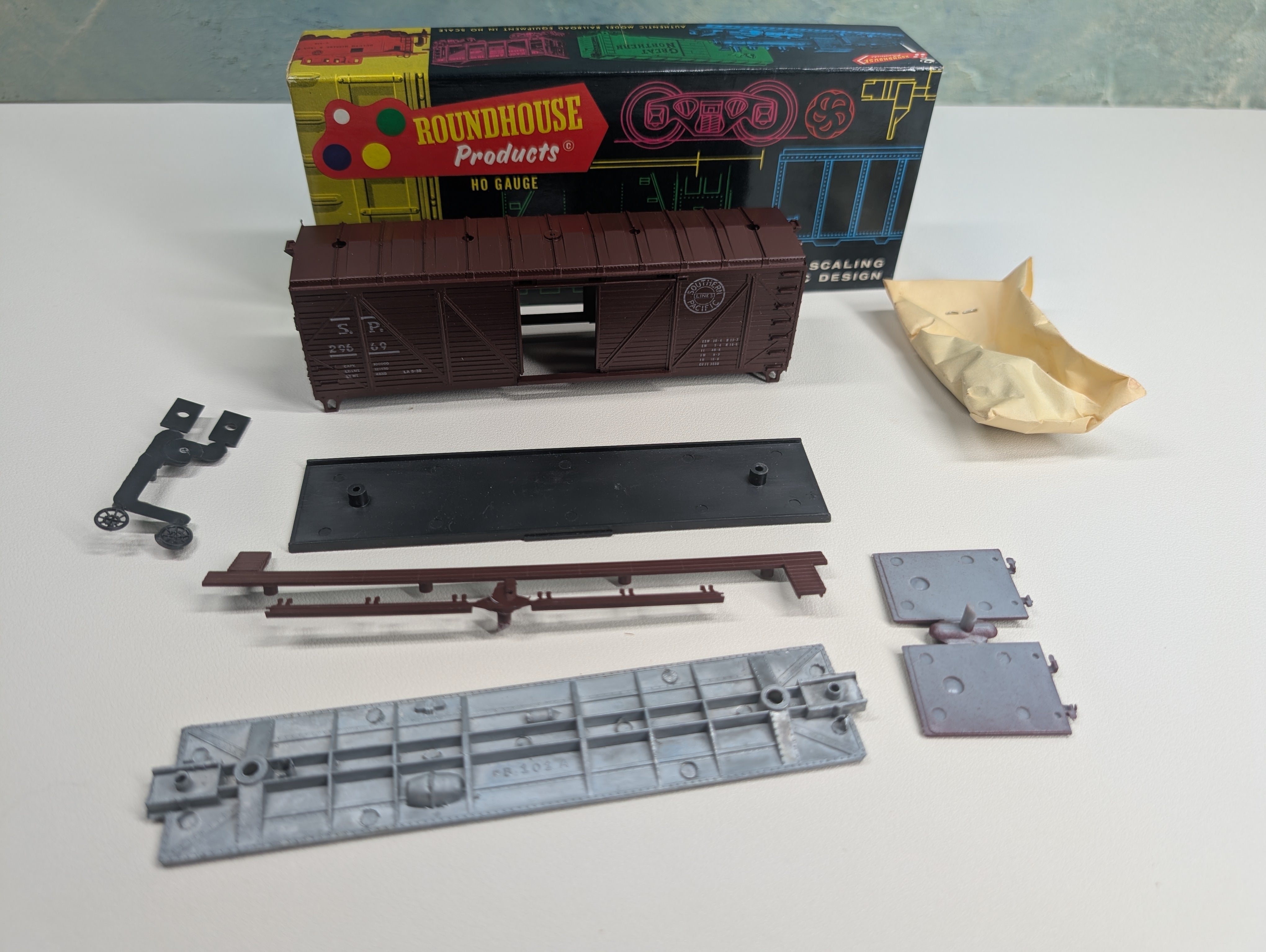 USED Roundhouse HO Scale 40' Truss Side Box Car Southern Pacific SP #29669 KIT