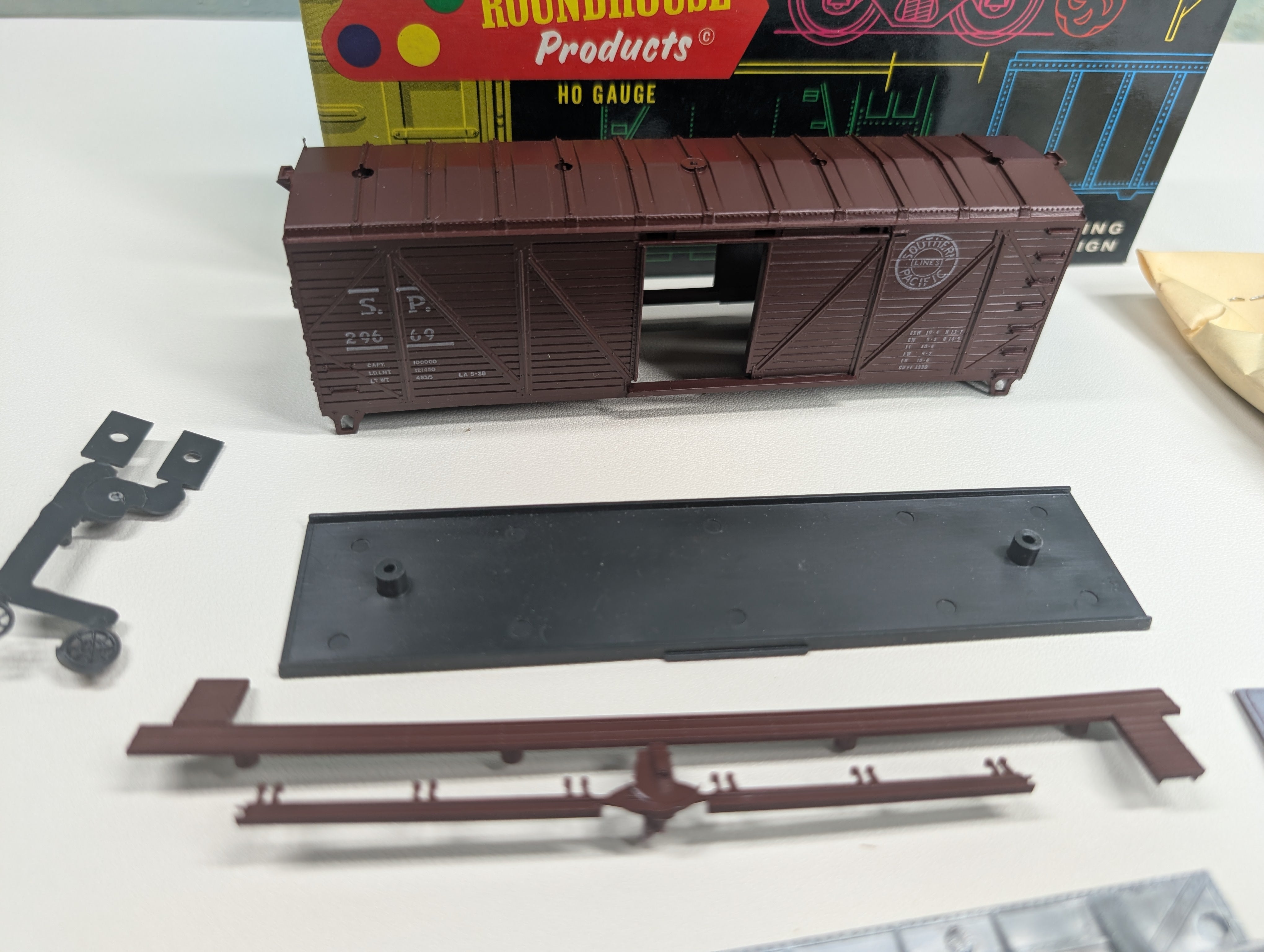 USED Roundhouse HO Scale 40' Truss Side Box Car Southern Pacific SP #29669 KIT
