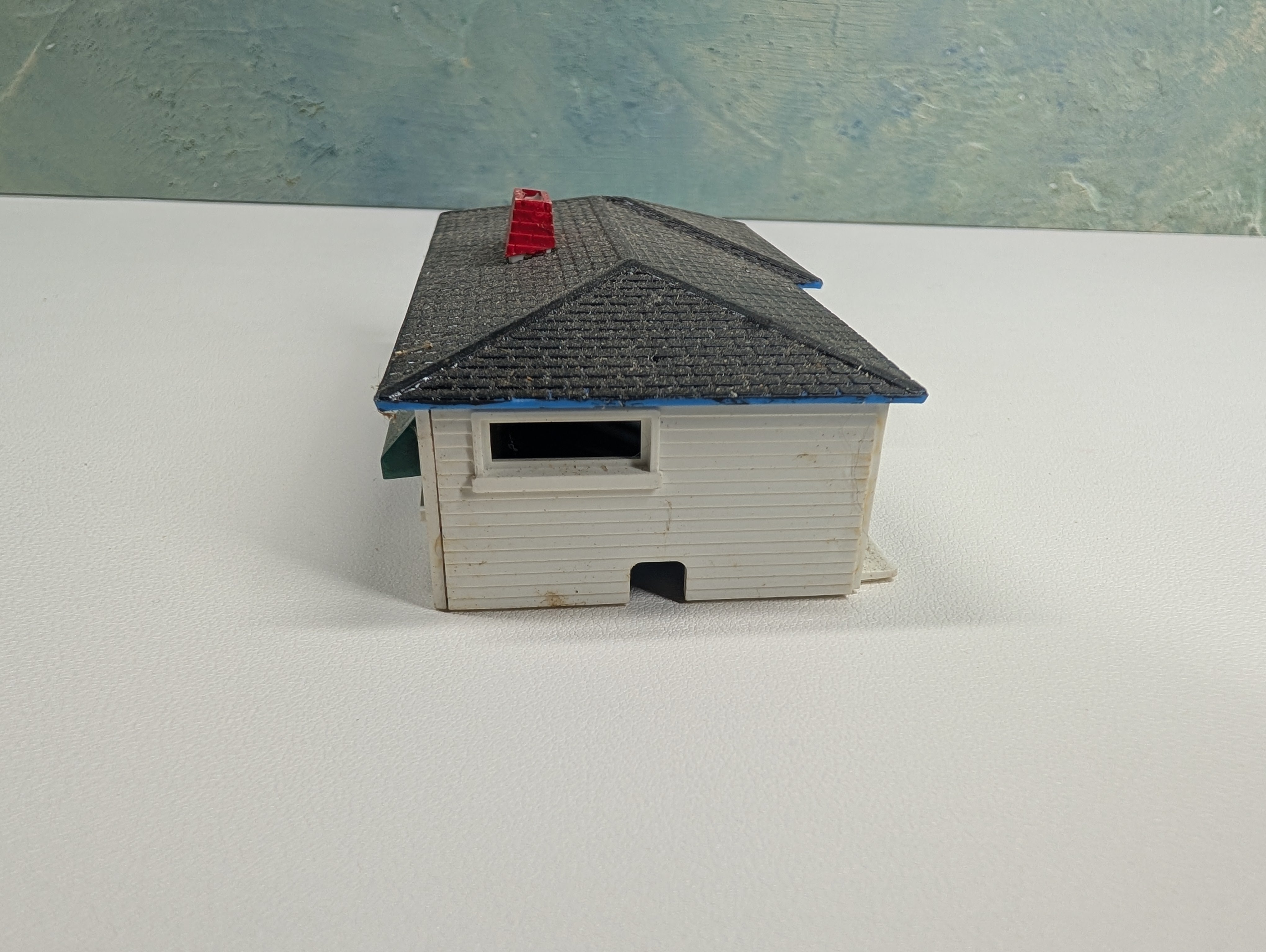 USED HO Scale Small White House