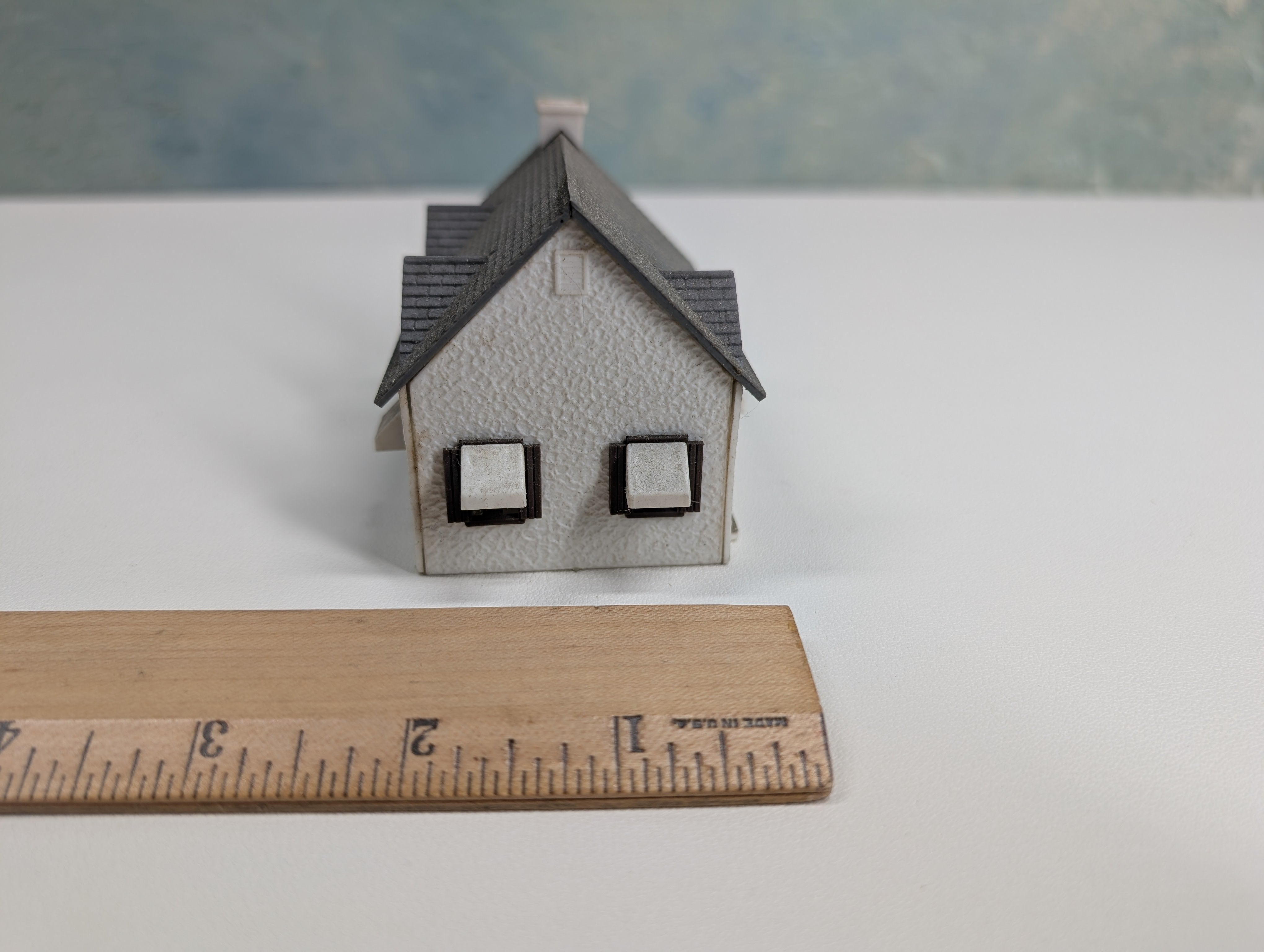 USED HO Scale Small White House