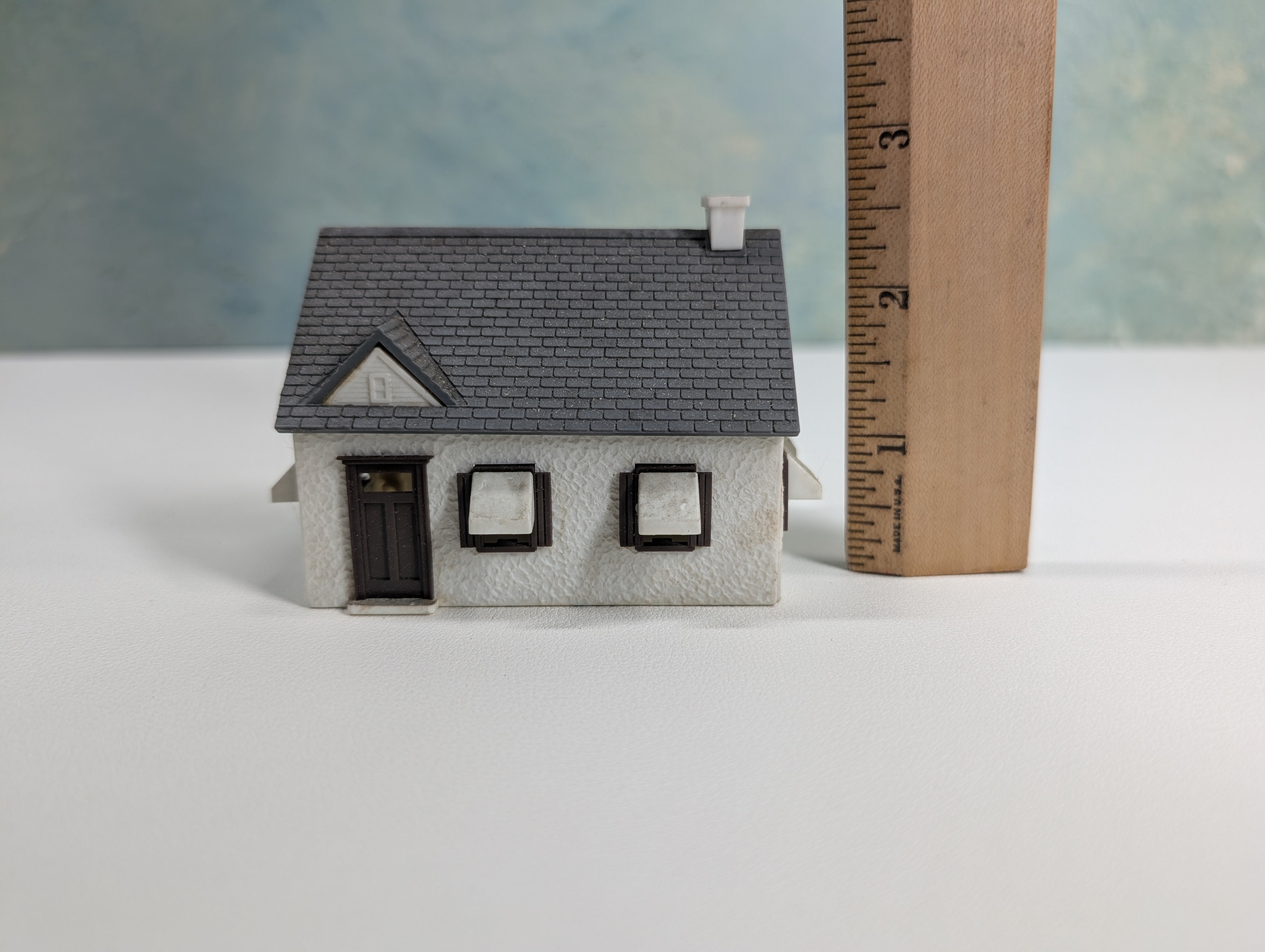 USED HO Scale Small White House
