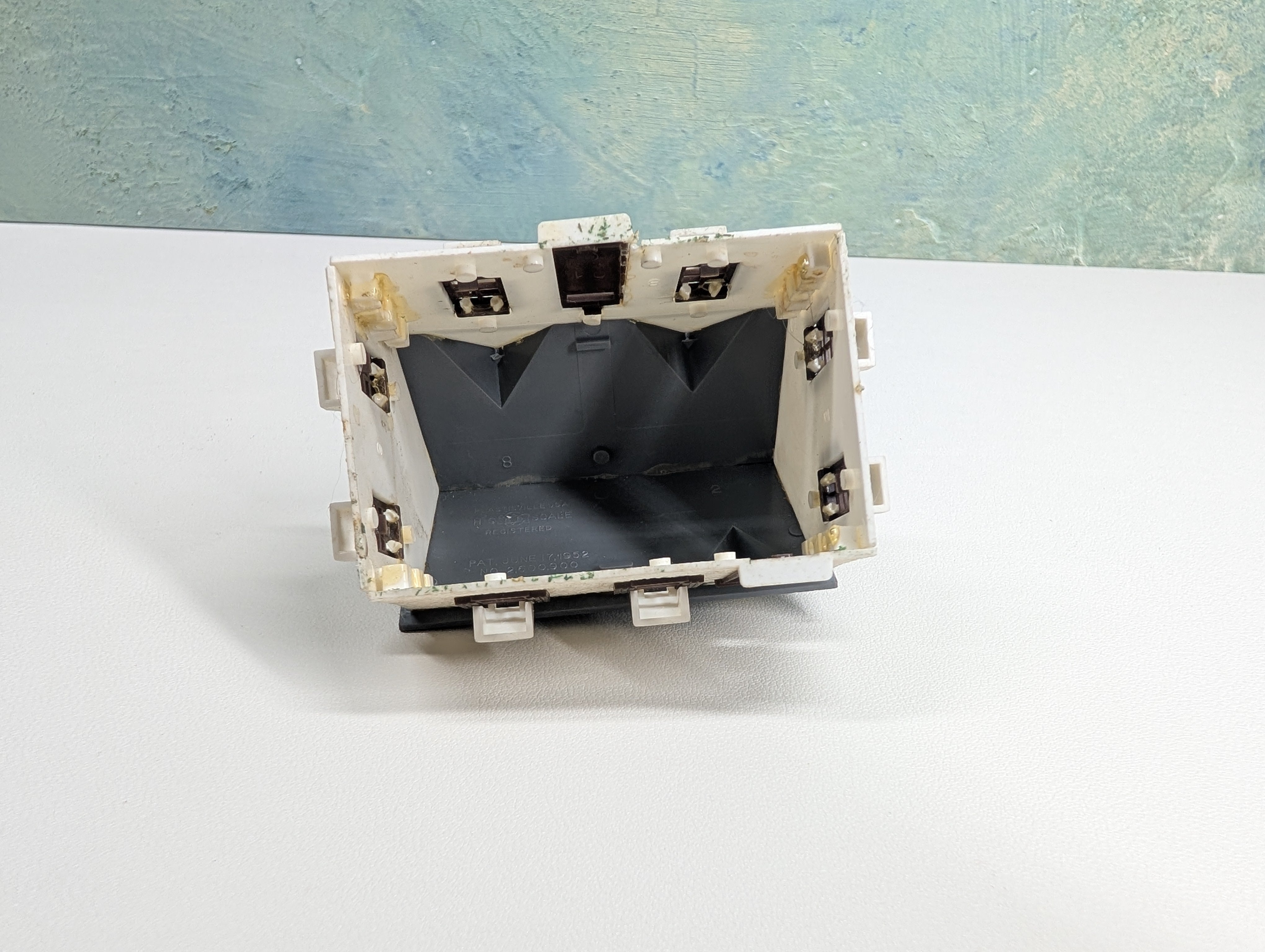 USED HO Scale Small White House