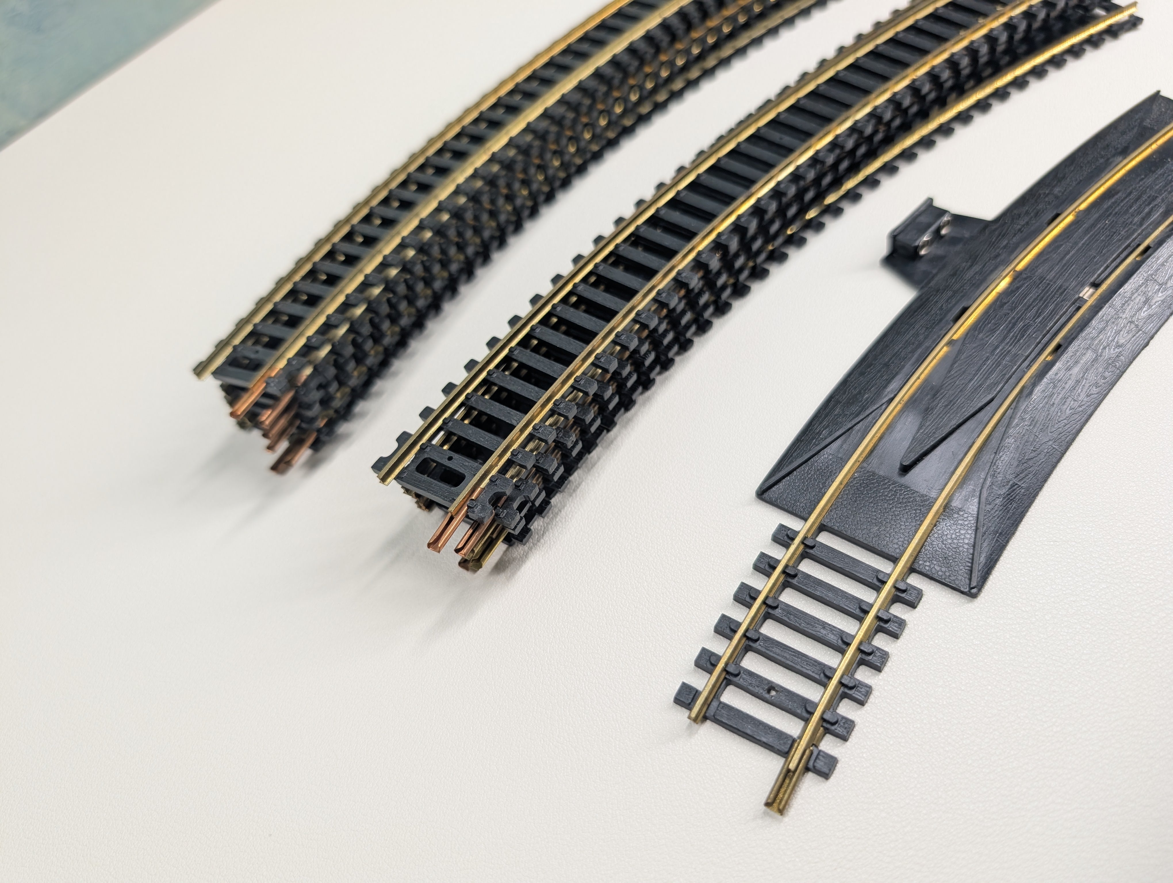 USED HO Scale Complete Circle of Track w/ Terminal (Code 100 Brass) (12 pcs)