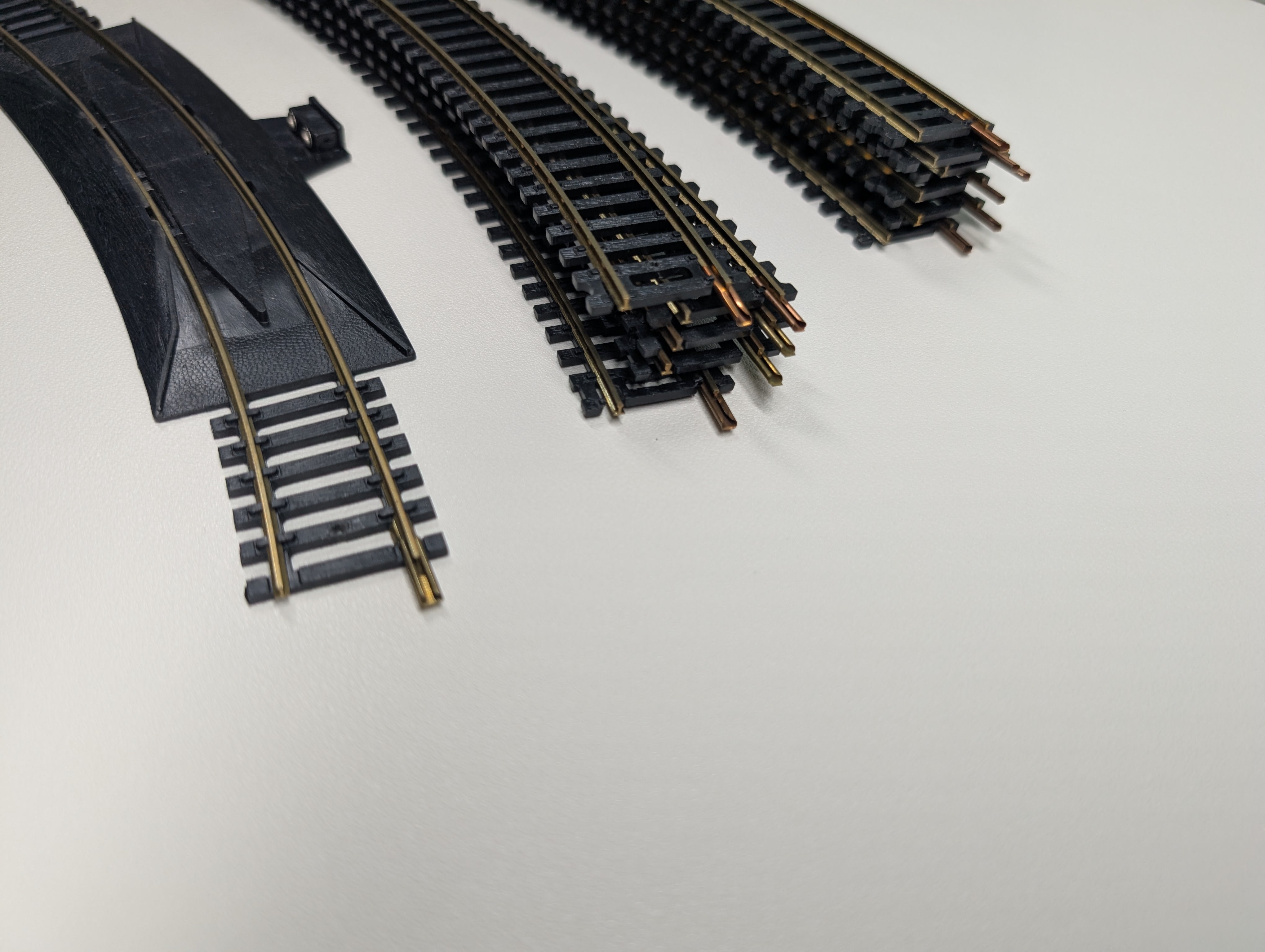 USED HO Scale Complete Circle of Track w/ Terminal (Code 100 Brass) (12 pcs)