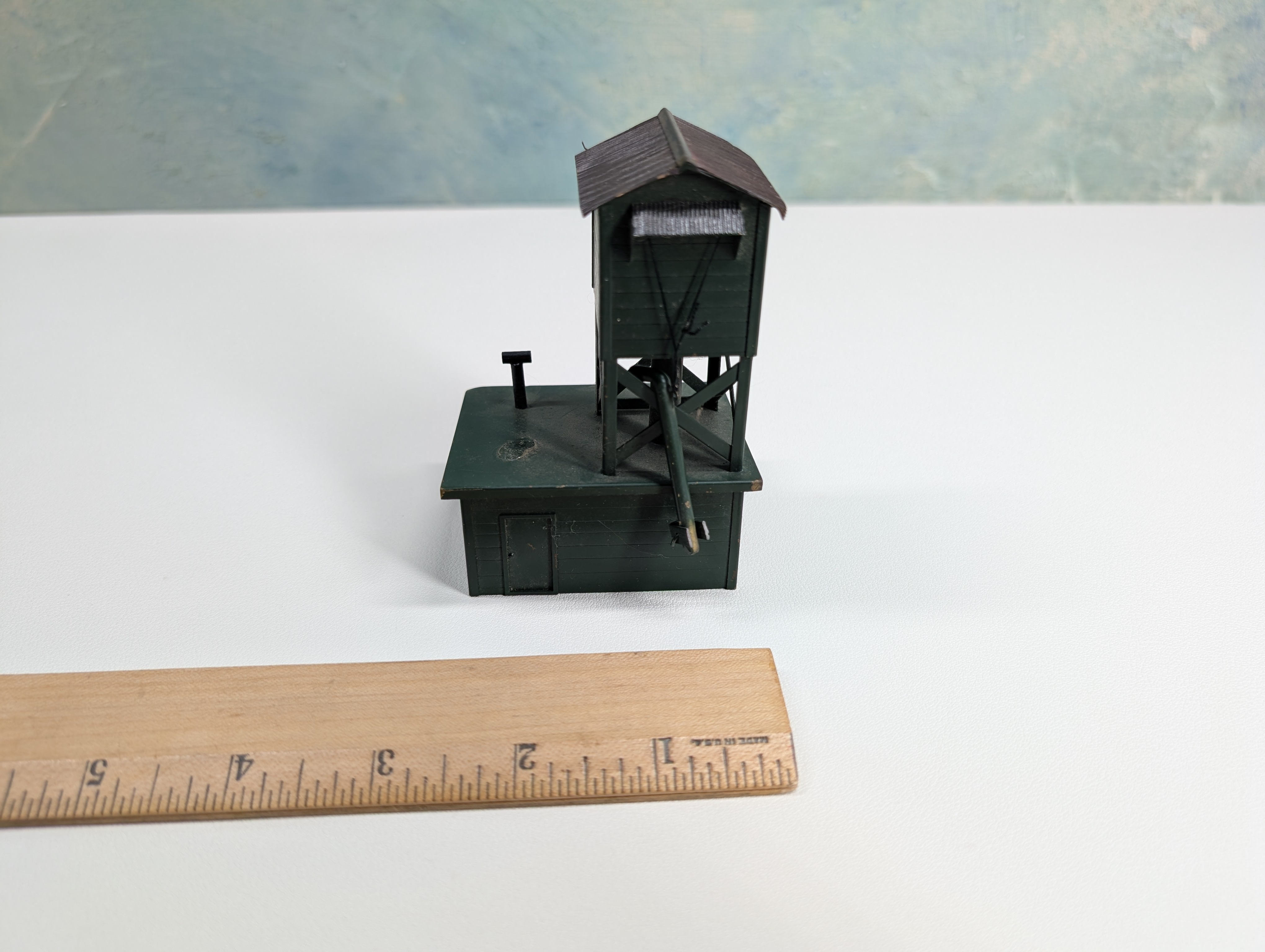 USED HO Scale Green Metal Old Time Water Tower