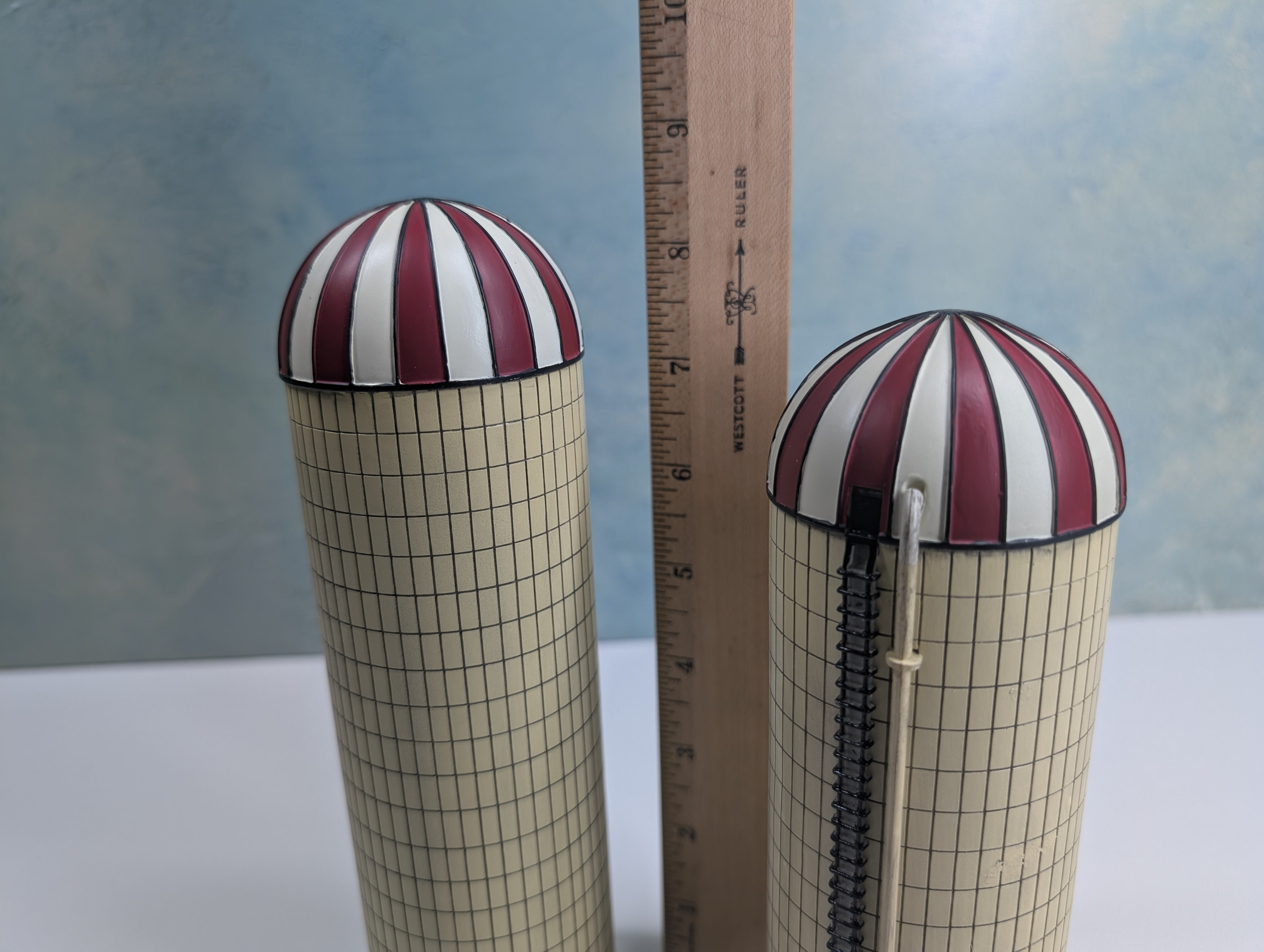 USED IMEX 6118 HO Scale Farm Silos, Resin (2 pcs)