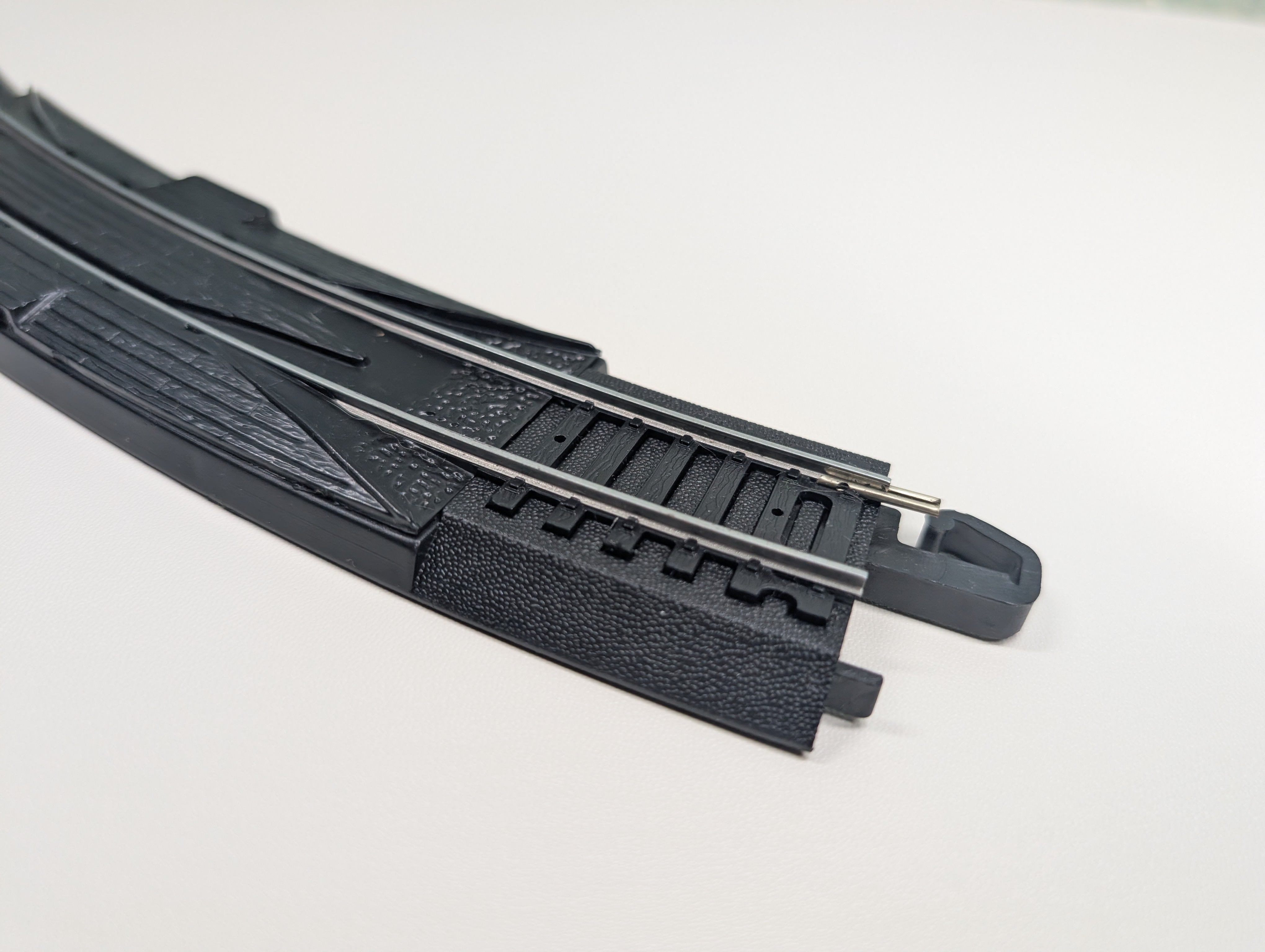 USED Bachmann HO Scale 18" Radius Terminal Rerailer Track, Black Roadbed, E-Z Track, Steel, Code 100
