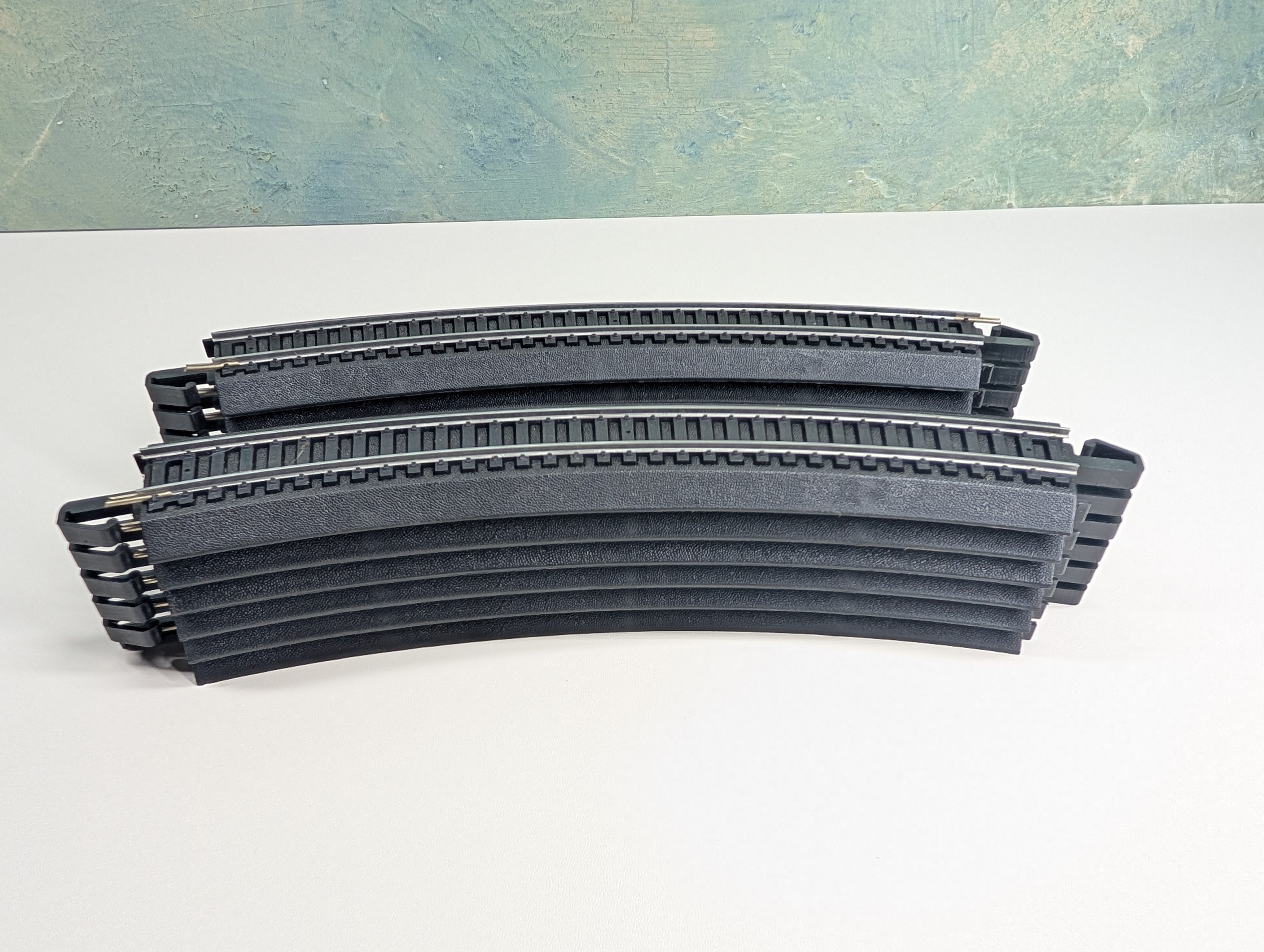USED Bachmann HO Scale 18" Radius Curve Track, Black Roadbed, E-Z Track, Steel, Code 100 (12 pcs)