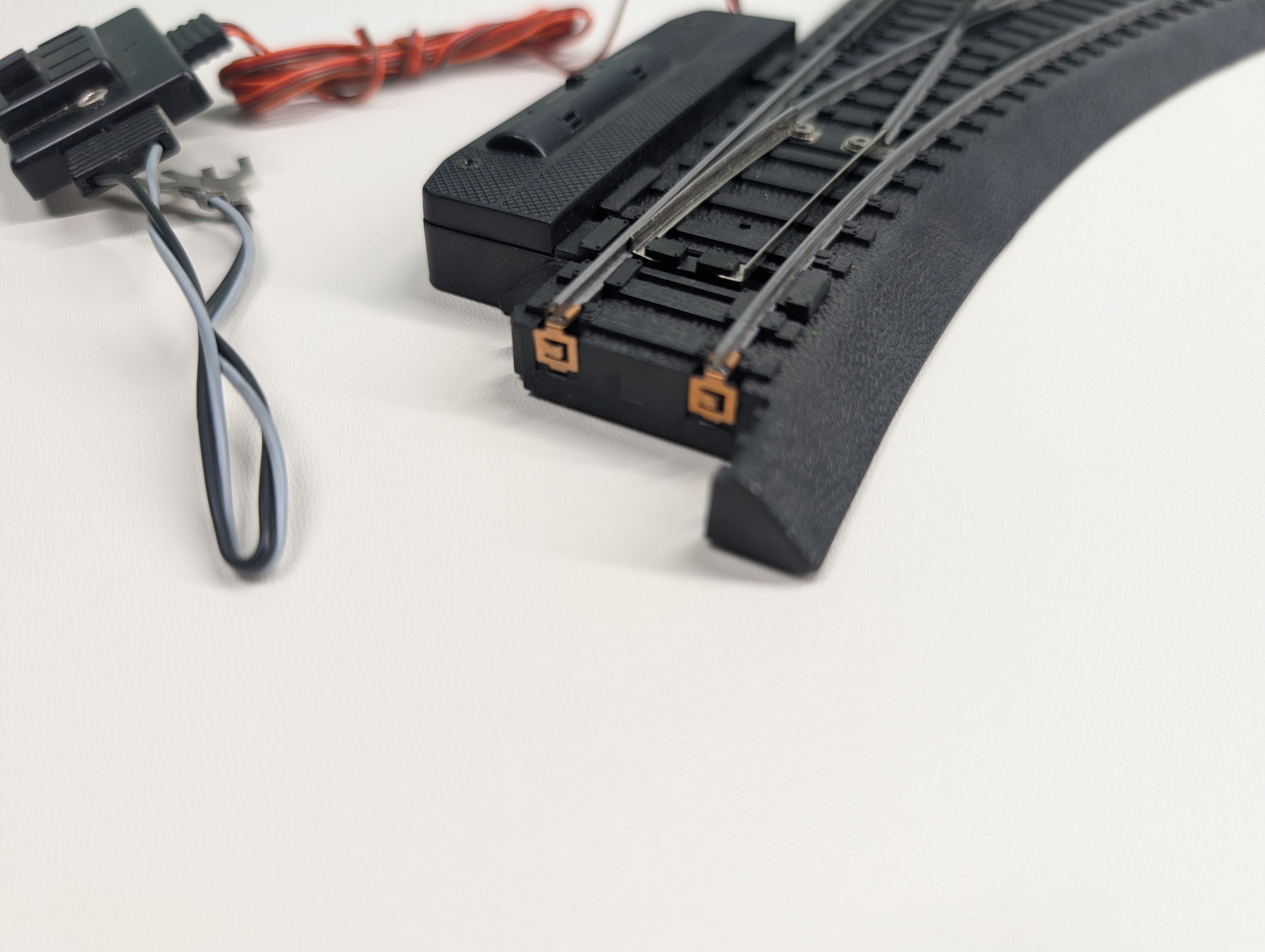 USED Life-Like 21305 HO Scale Electric Right Hand Turnout, Power-Loc, Black Roadbed, Code 100