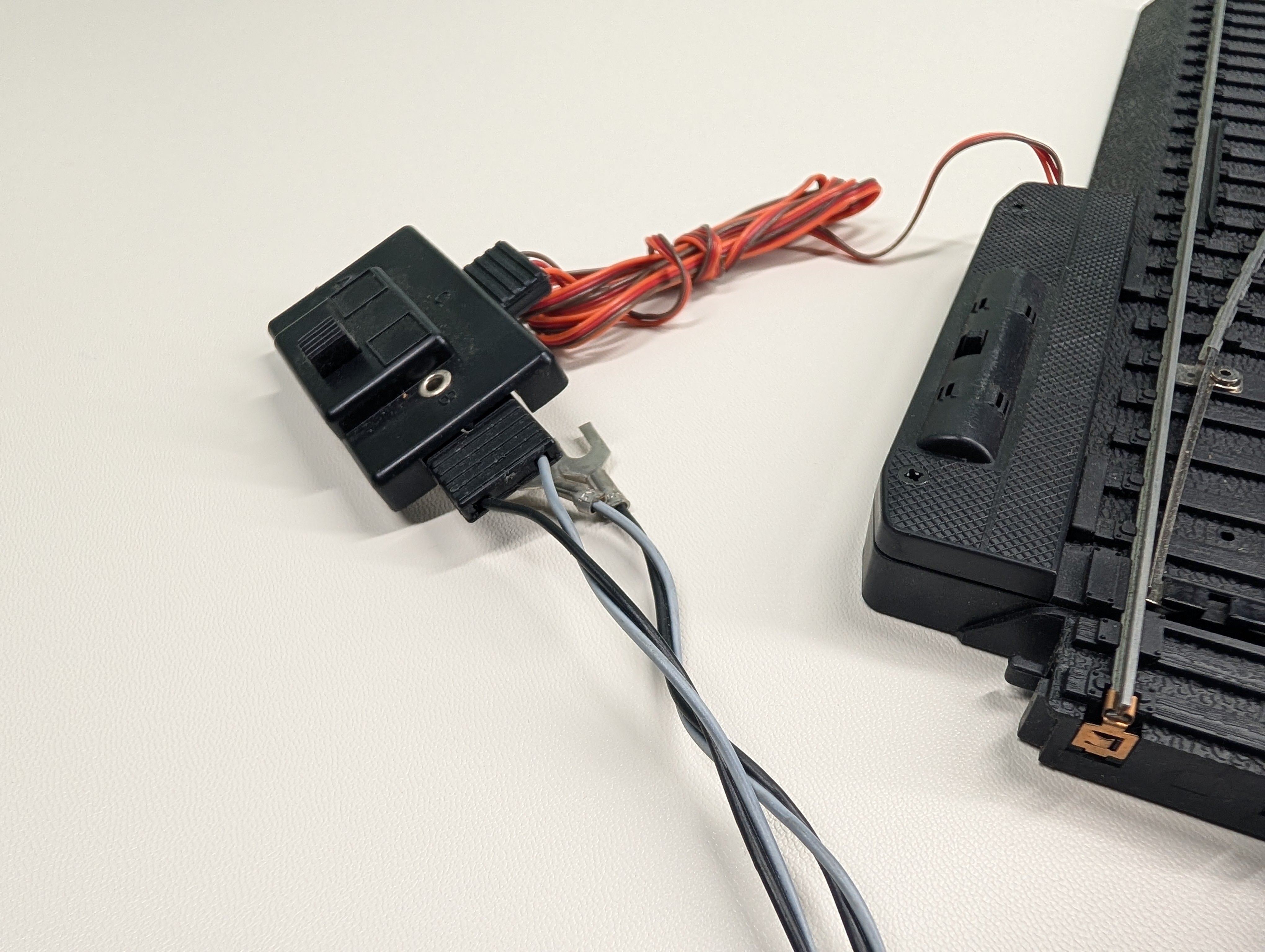 USED Life-Like 21305 HO Scale Electric Right Hand Turnout, Power-Loc, Black Roadbed, Code 100