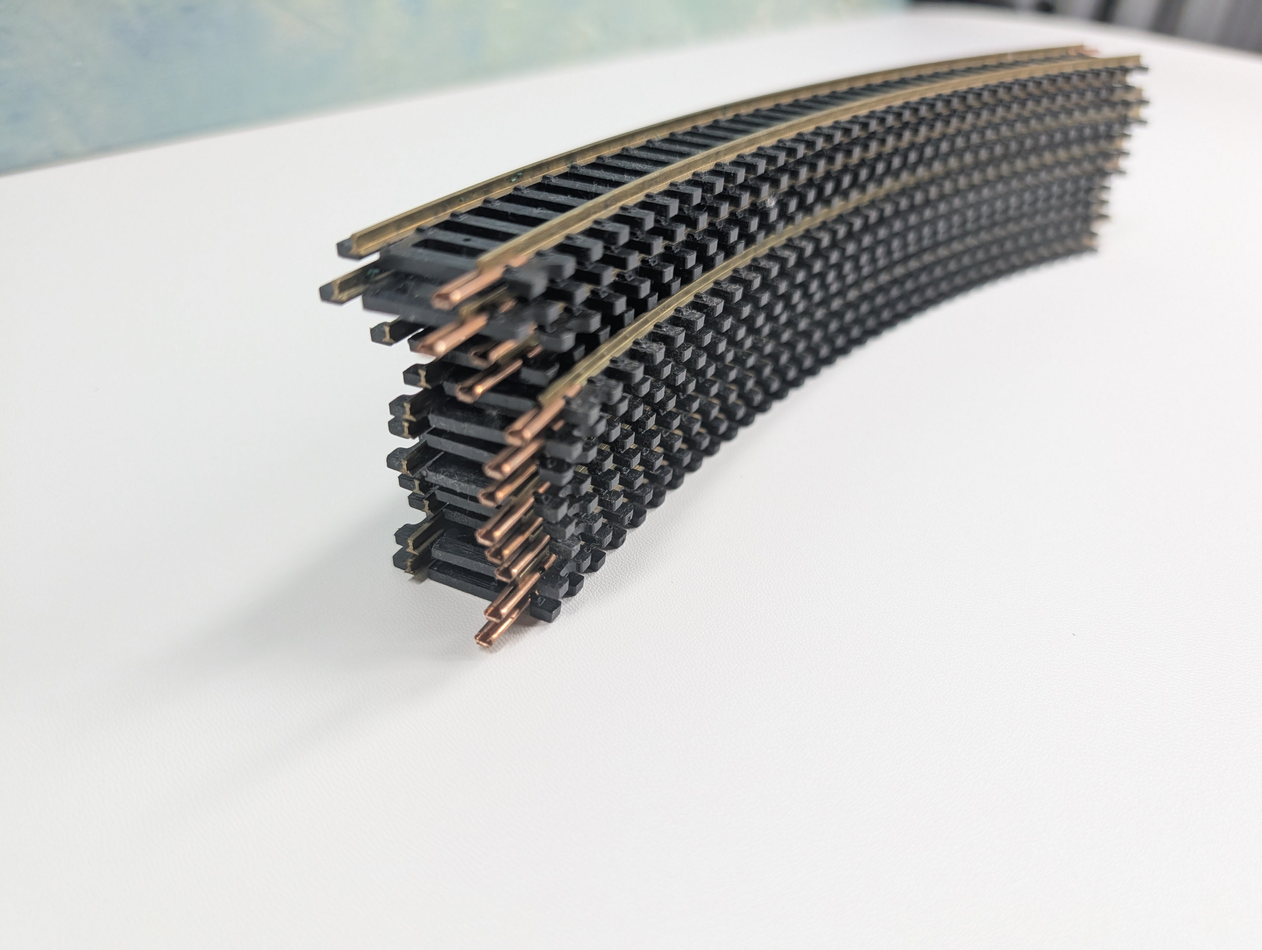 USED Bachmann HO Scale 18" Radius Curved Code 100 Brass Track (12 pcs)