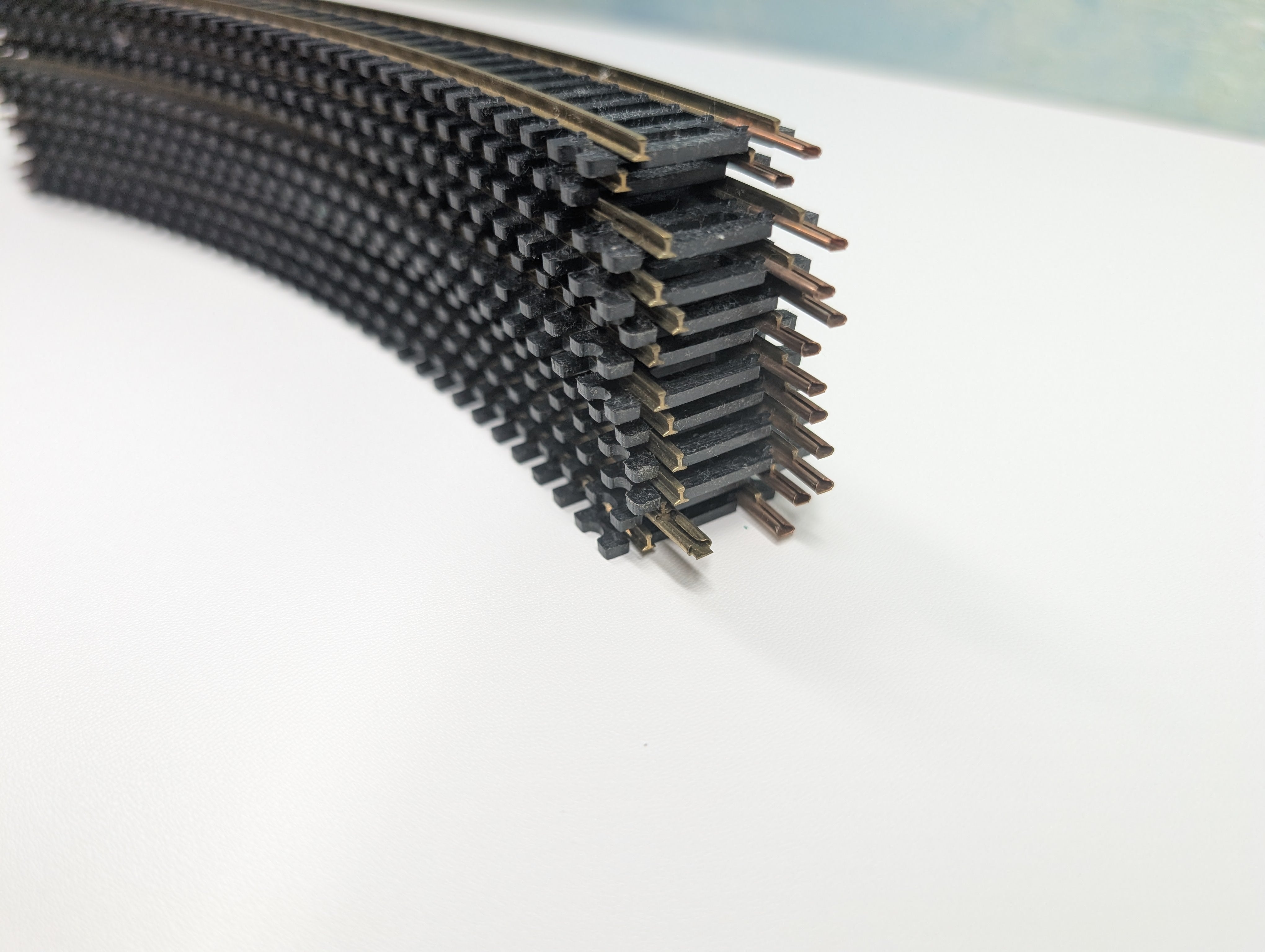 USED Bachmann HO Scale 18" Radius Curved Code 100 Brass Track (12 pcs)