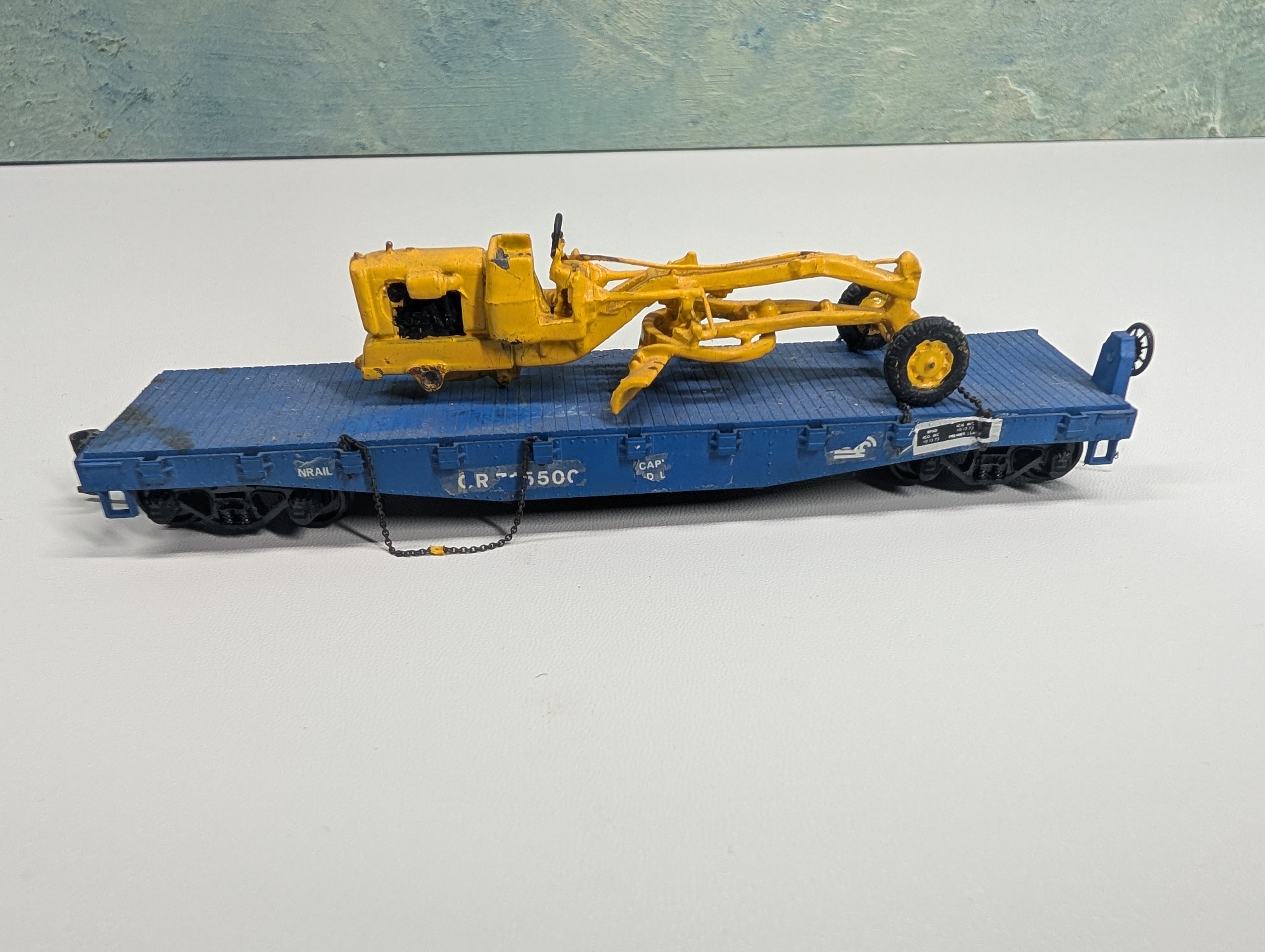 USED Athearn HO Scale 40' Flat Car Conrail CR #715500 w/ Construction Load, Decal