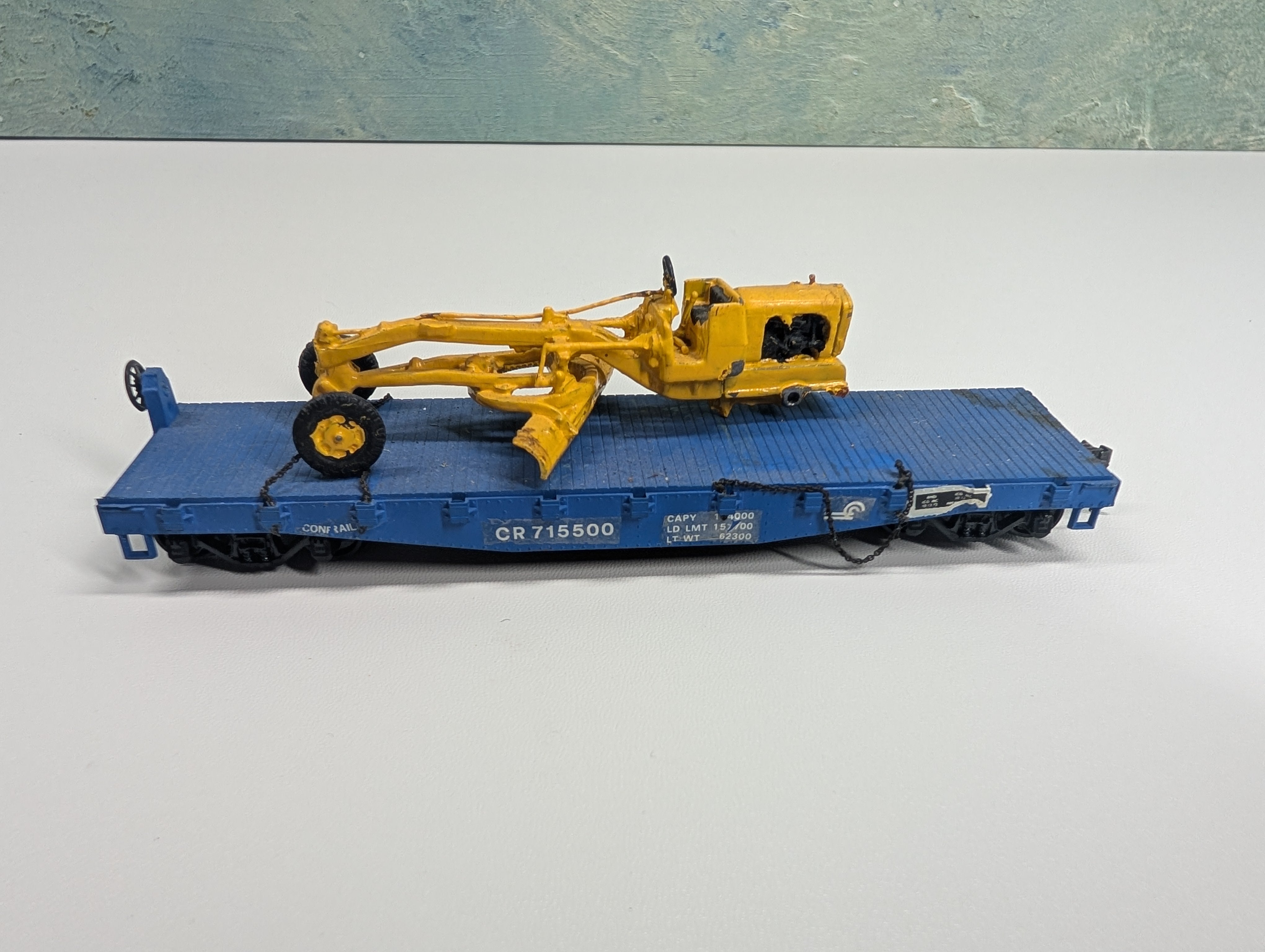 USED Athearn HO Scale 40' Flat Car Conrail CR #715500 w/ Construction Load, Decal