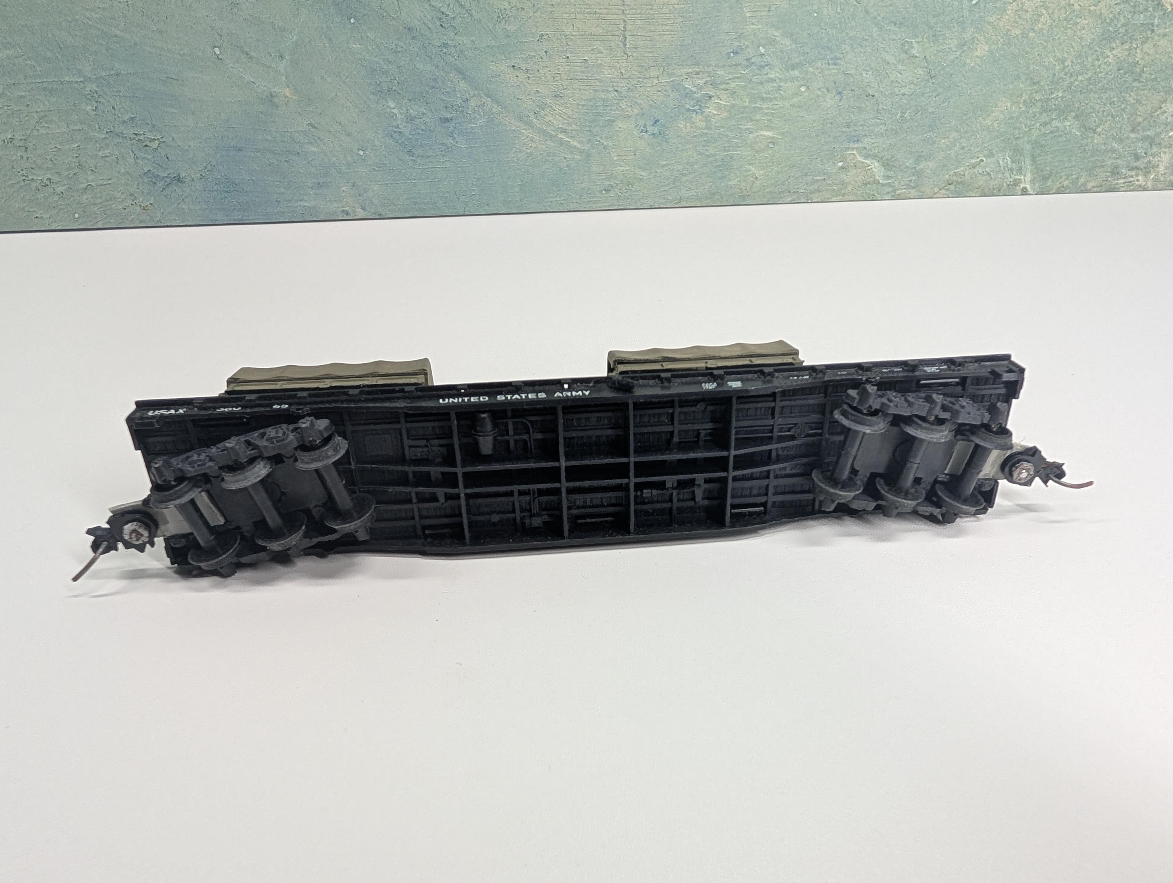 USED HO Scale Heavy Duty 54' Flat Car United States Army USAX #38065 w/ Army Vehicles