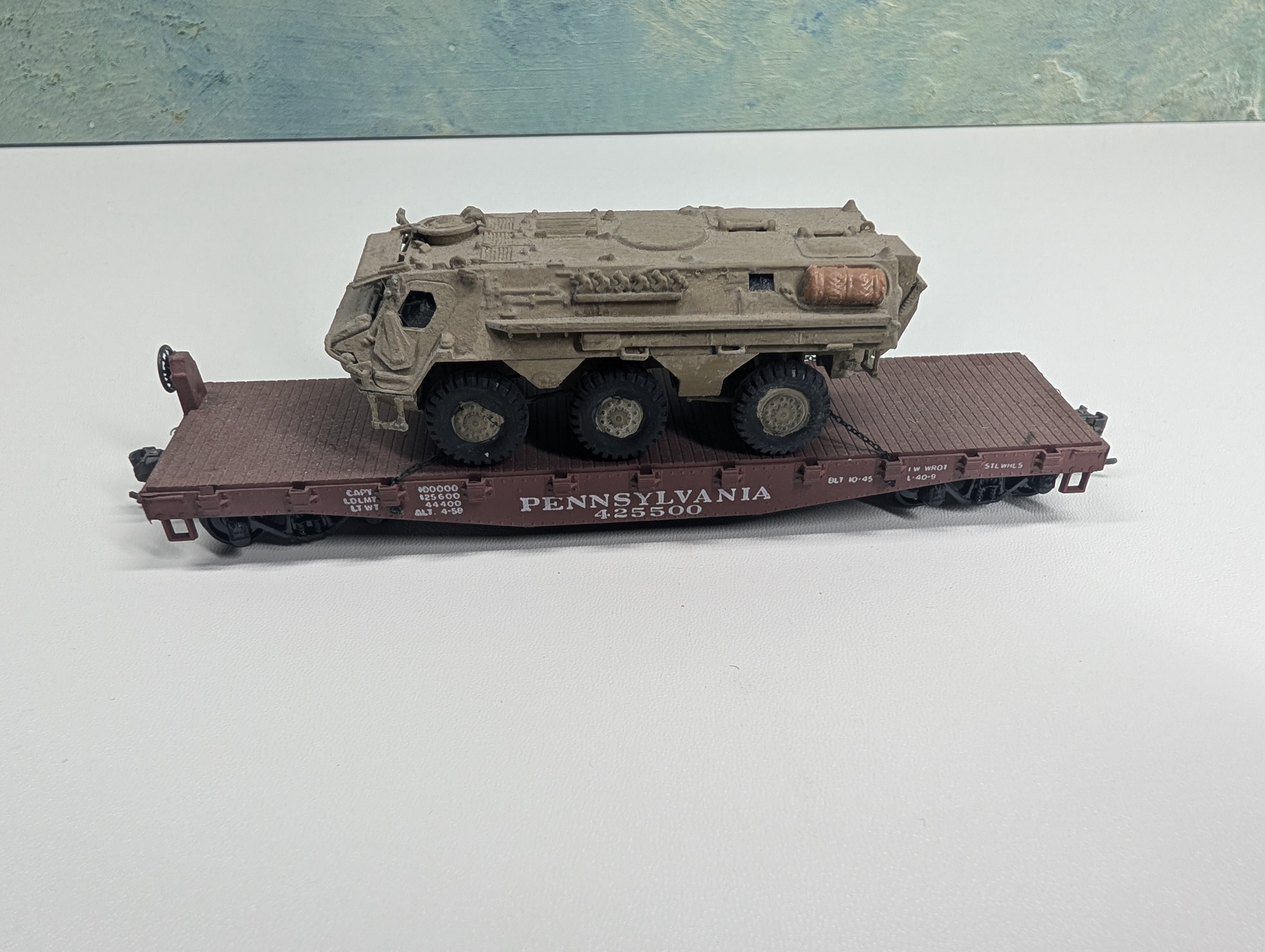 USED Athearn HO Scale 40' Flat Car Pennsylvania PRR #425500 w/ Army Vehicle