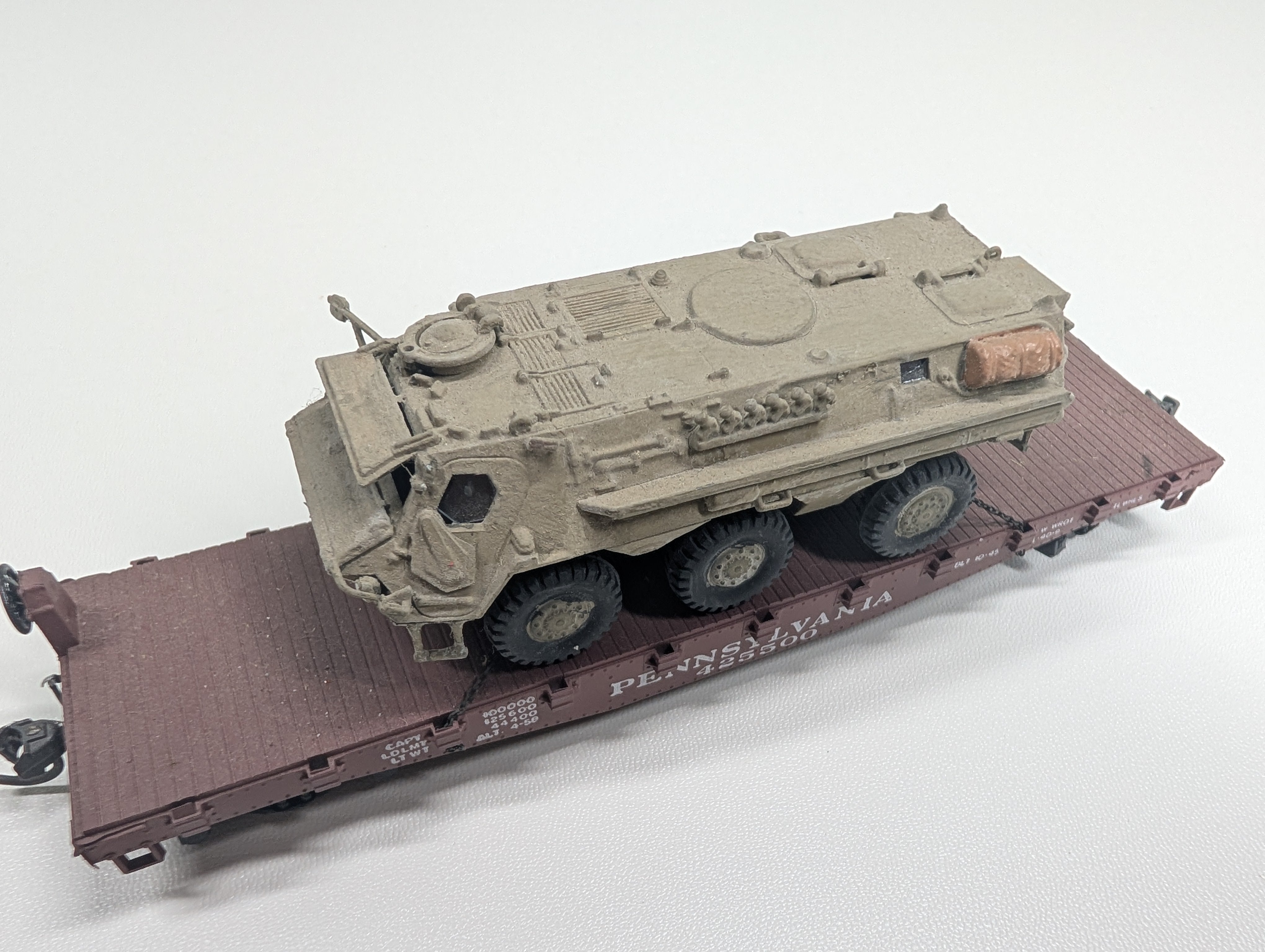 USED Athearn HO Scale 40' Flat Car Pennsylvania PRR #425500 w/ Army Vehicle