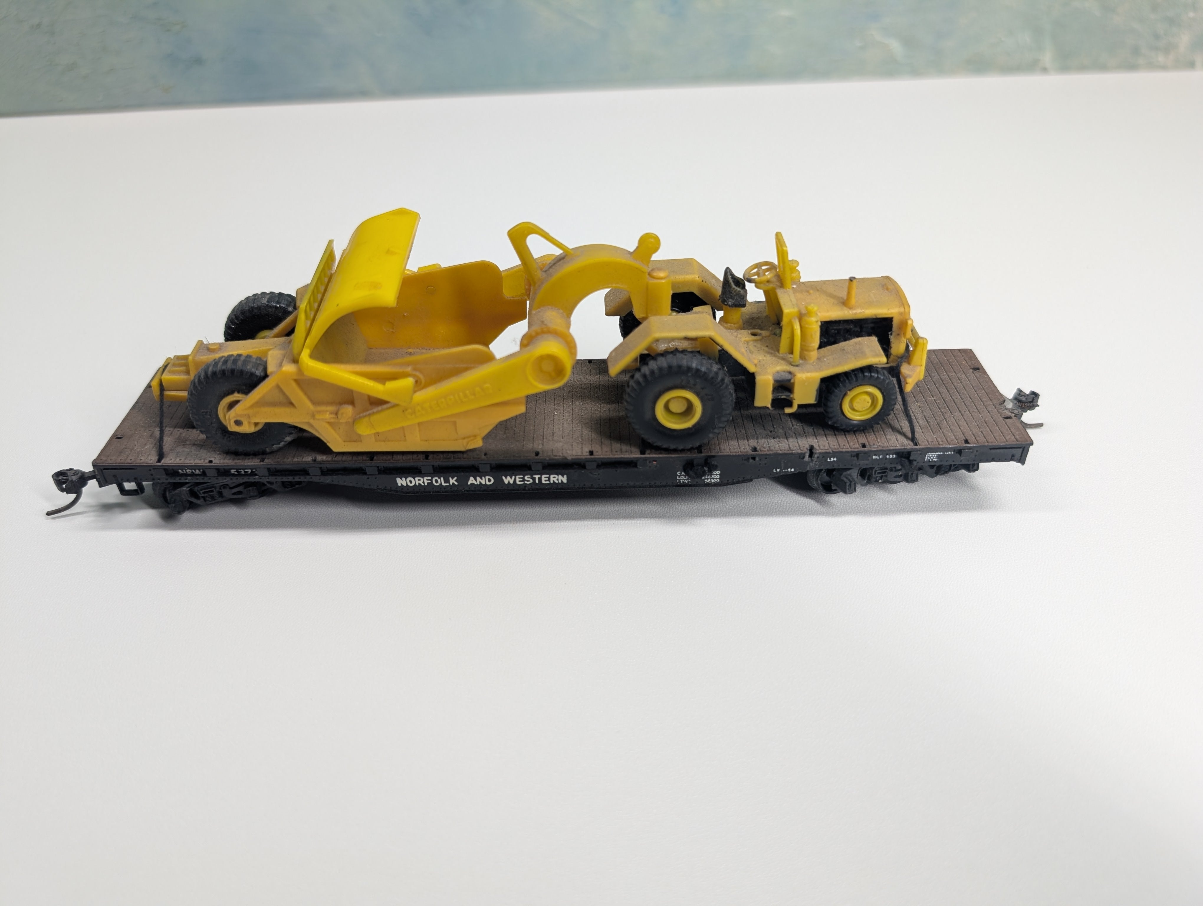 USED HO Scale Heavy Duty 54' Flat Car Norfolk & Western N&W #5373 w/ Umex Motor Scraper