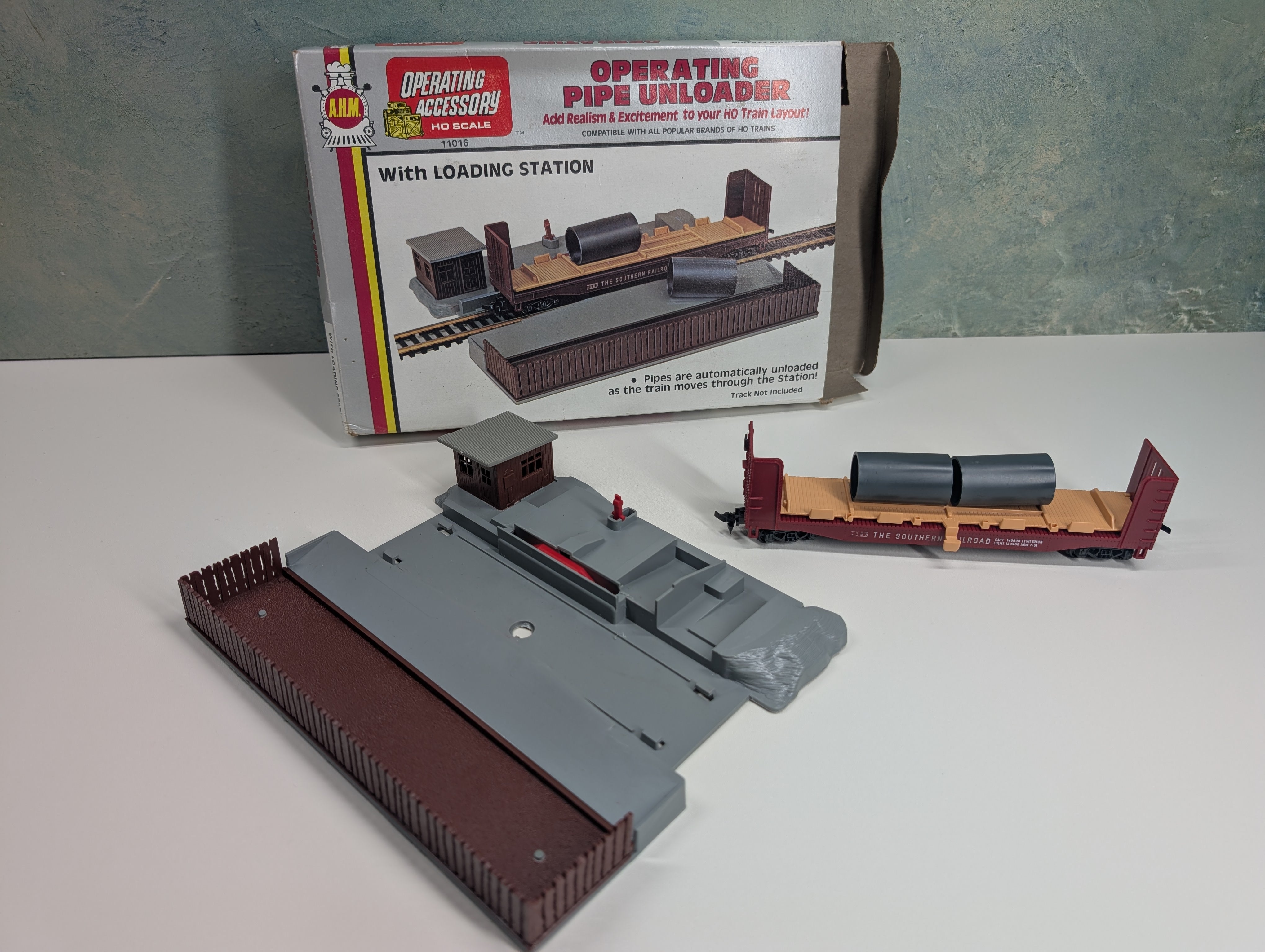USED AHM 11016 HO Scale Operating Pipe Unloader w/ Station