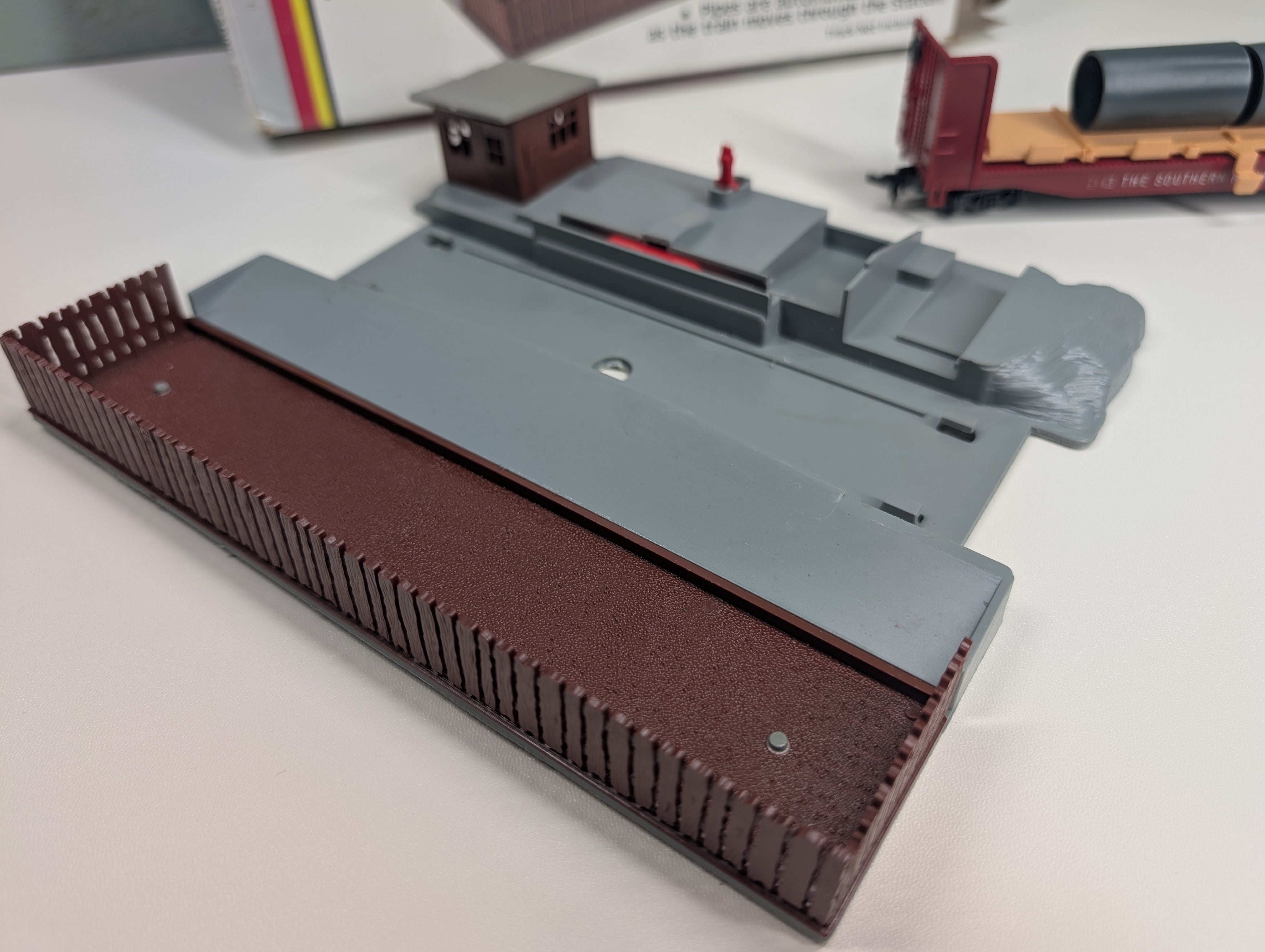 USED AHM 11016 HO Scale Operating Pipe Unloader w/ Station