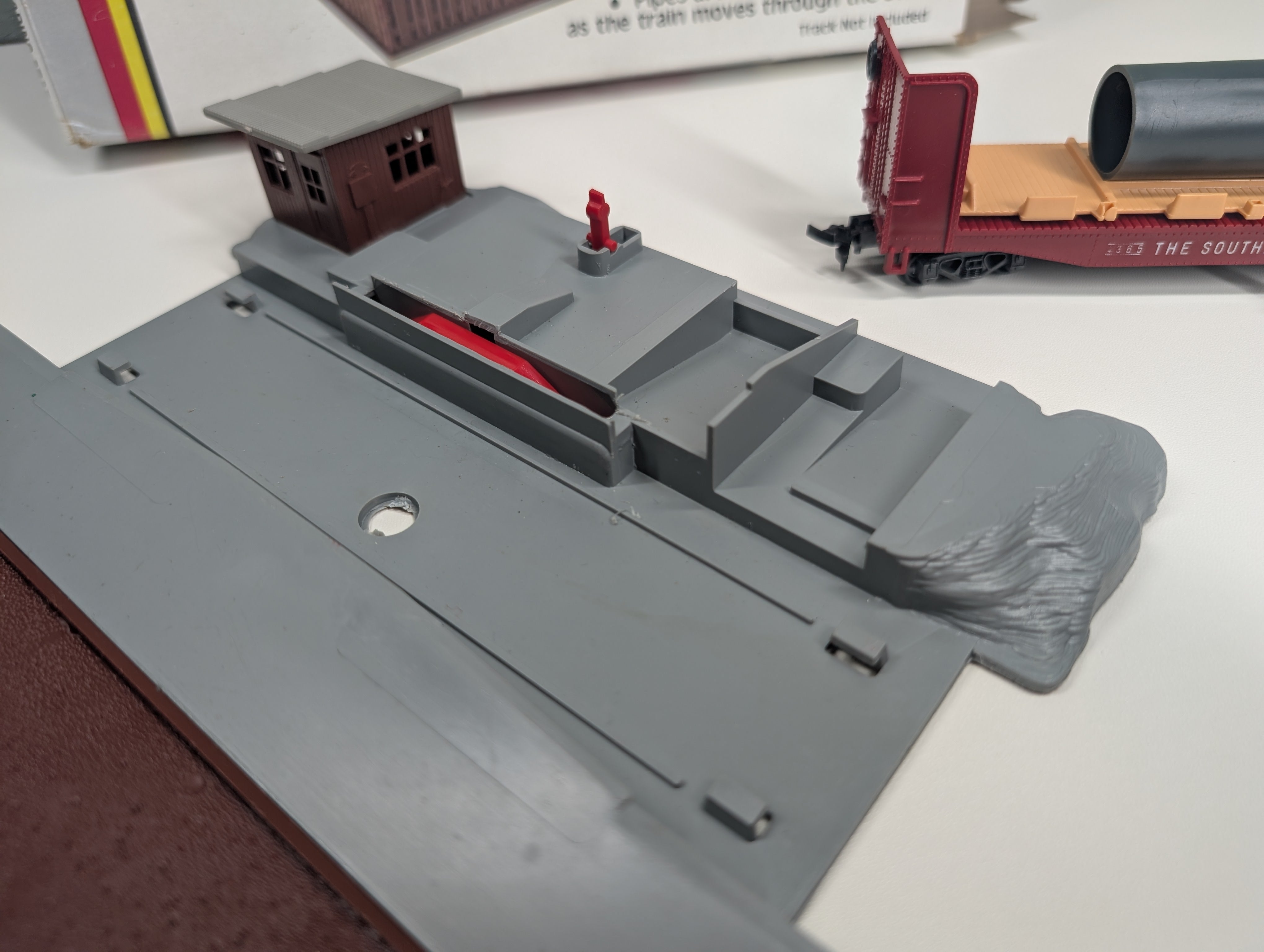 USED AHM 11016 HO Scale Operating Pipe Unloader w/ Station