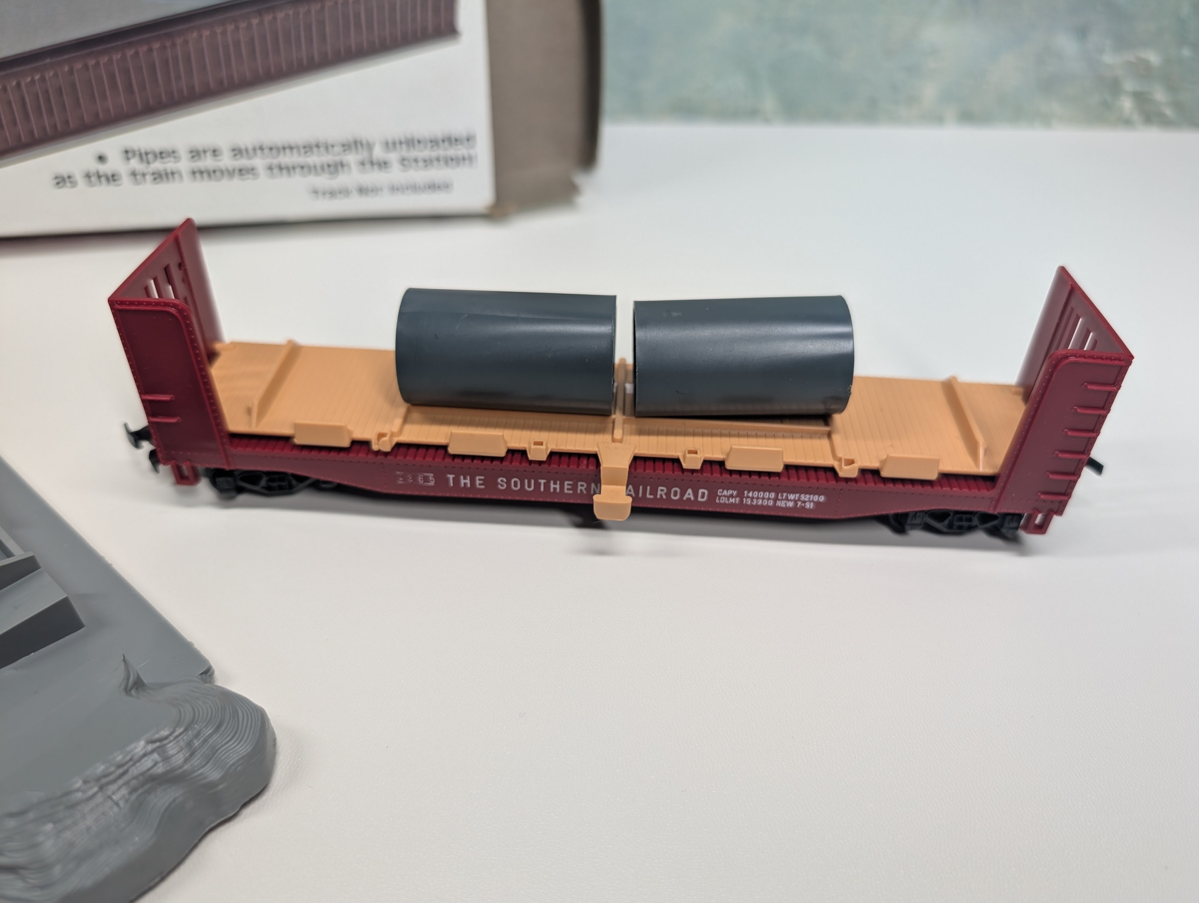 USED AHM 11016 HO Scale Operating Pipe Unloader w/ Station