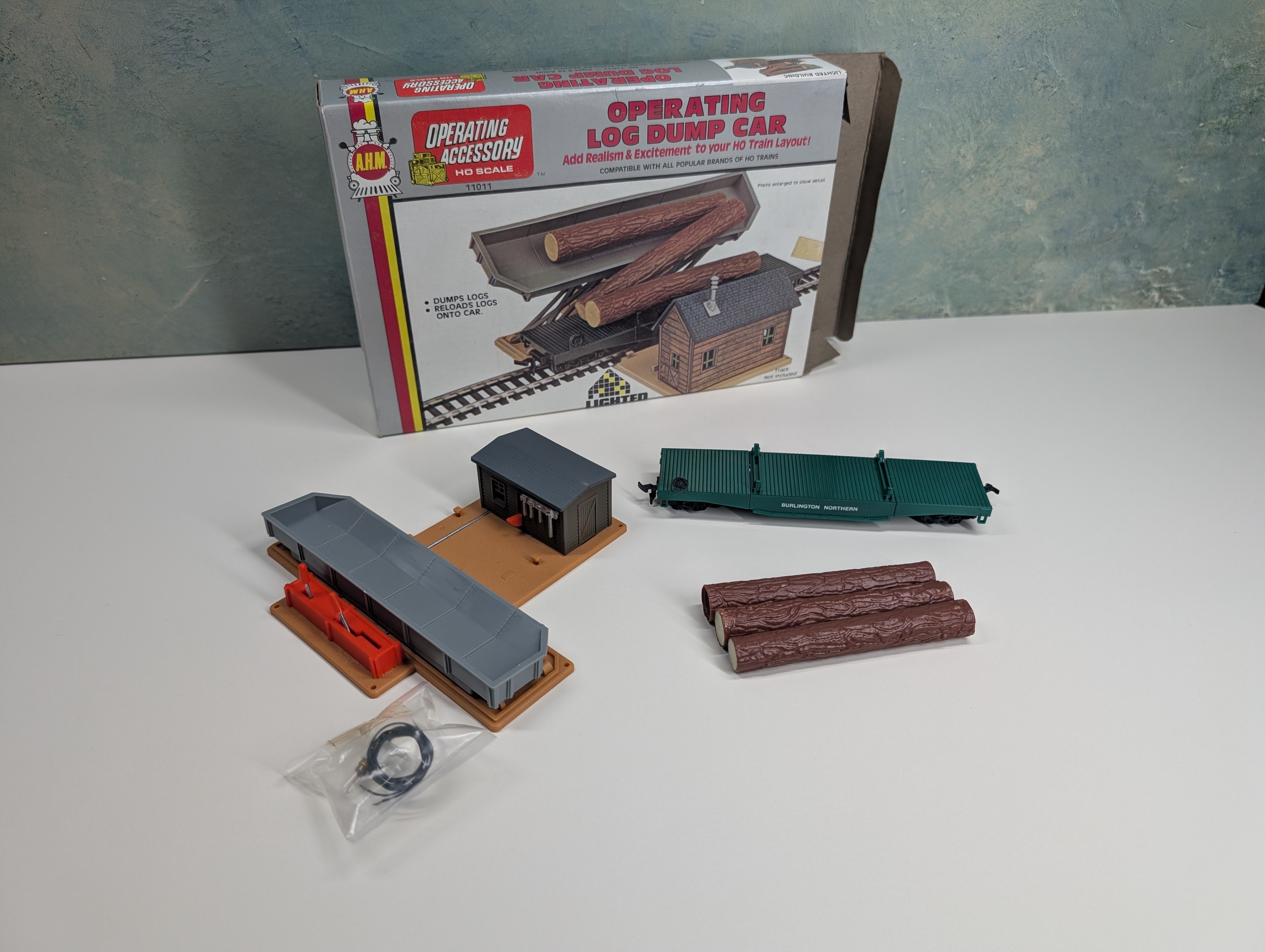 USED AHM 11011 HO Scale Operating Log Dump Car w/ Lighted Building