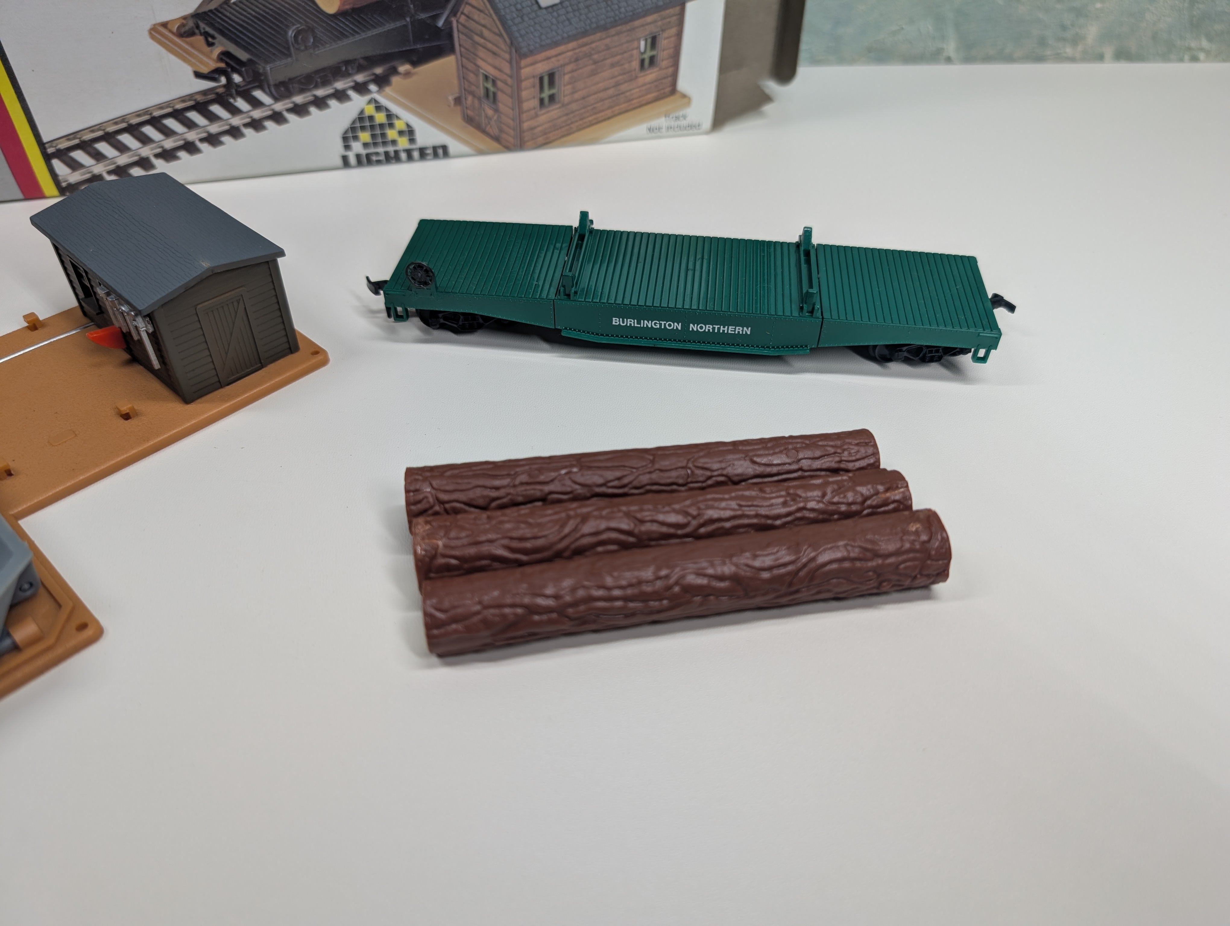 USED AHM 11011 HO Scale Operating Log Dump Car w/ Lighted Building