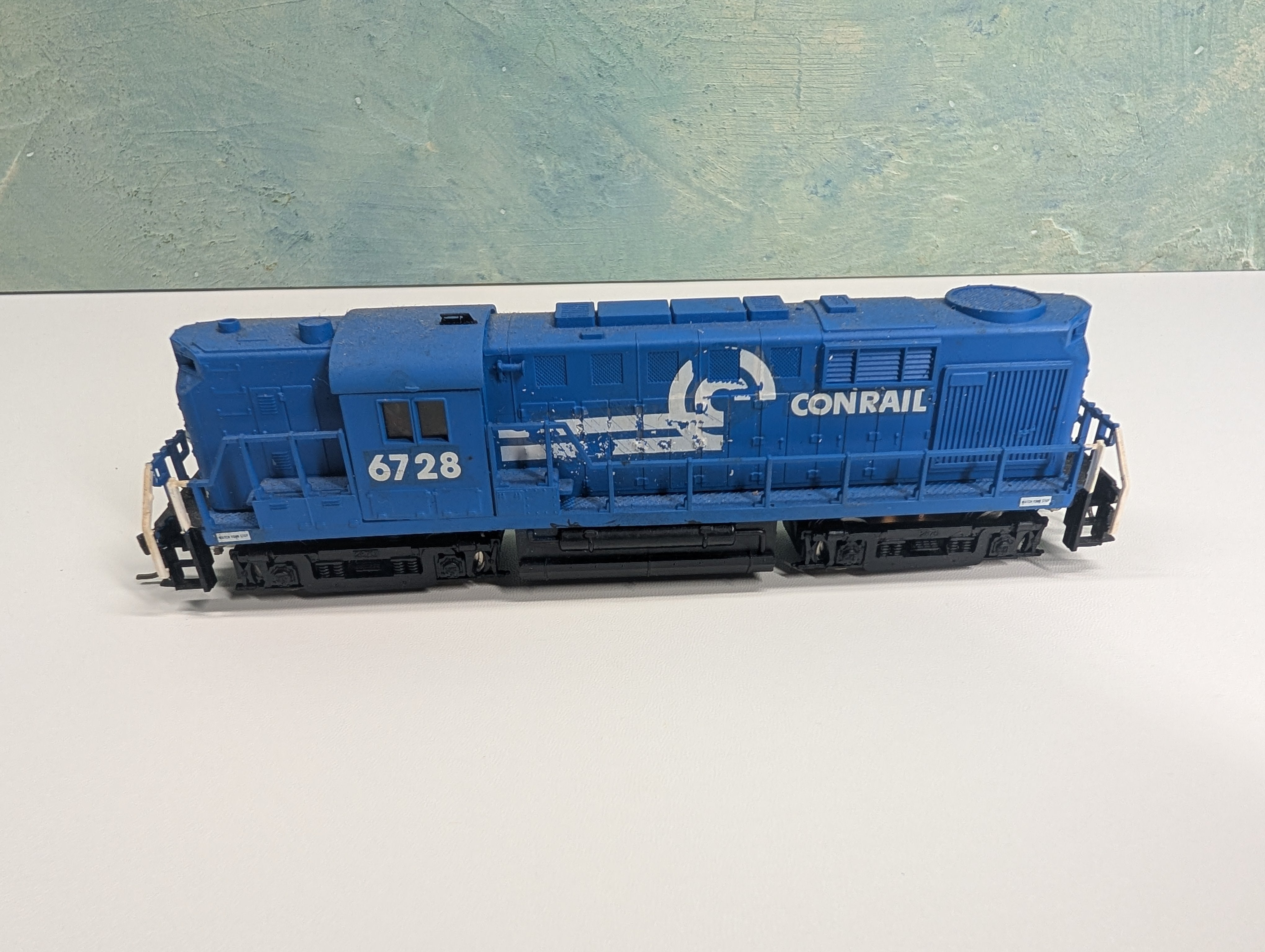USED AHM HO Scale Diesel Locomotive Conrail #6728 Runs, Decal DC