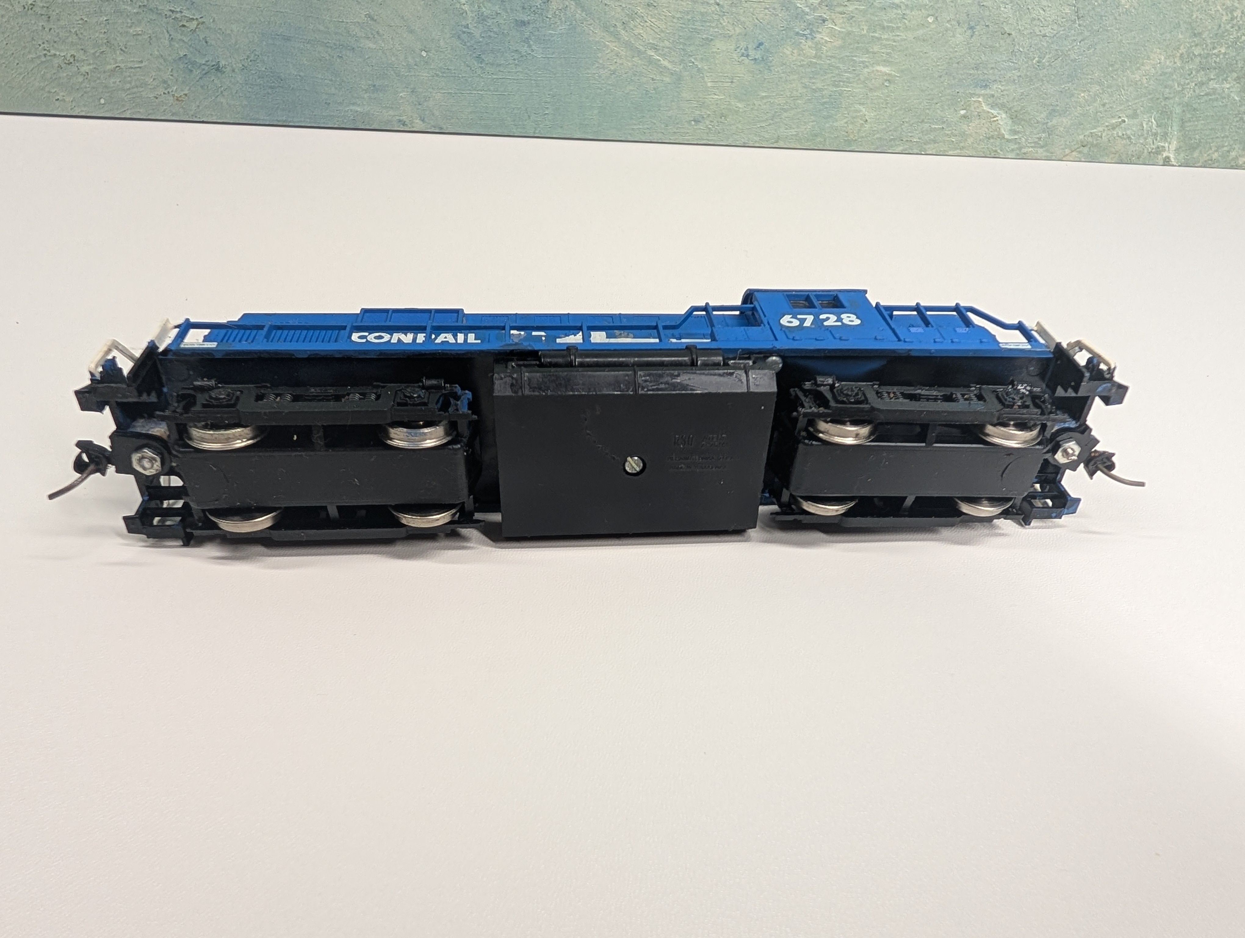 USED AHM HO Scale Diesel Locomotive Conrail #6728 Runs, Decal DC