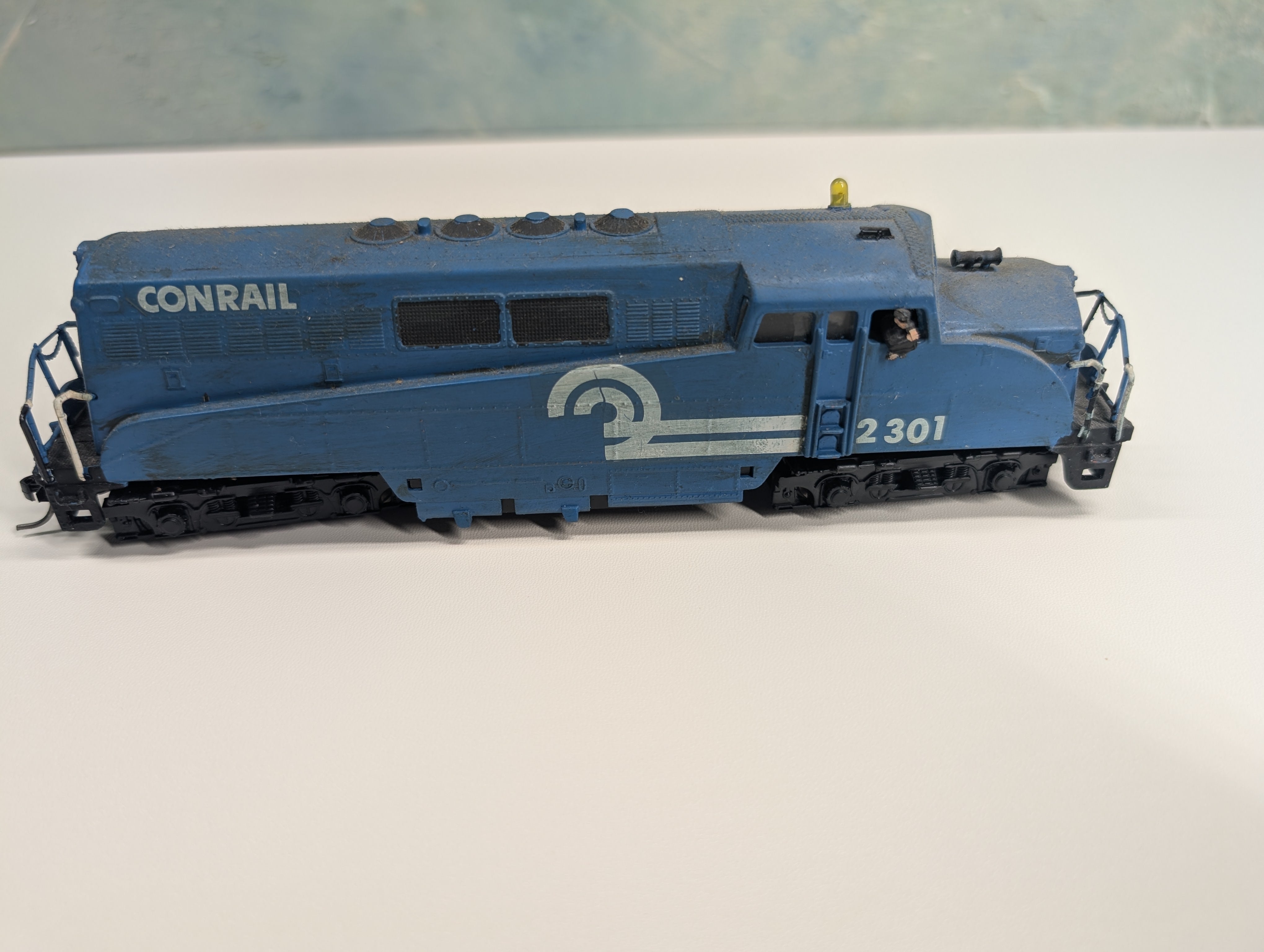 USED AHM HO Scale BL-2 Diesel Locomotive Conrail #2301 Runs w/ Beacon Light, Decal DC