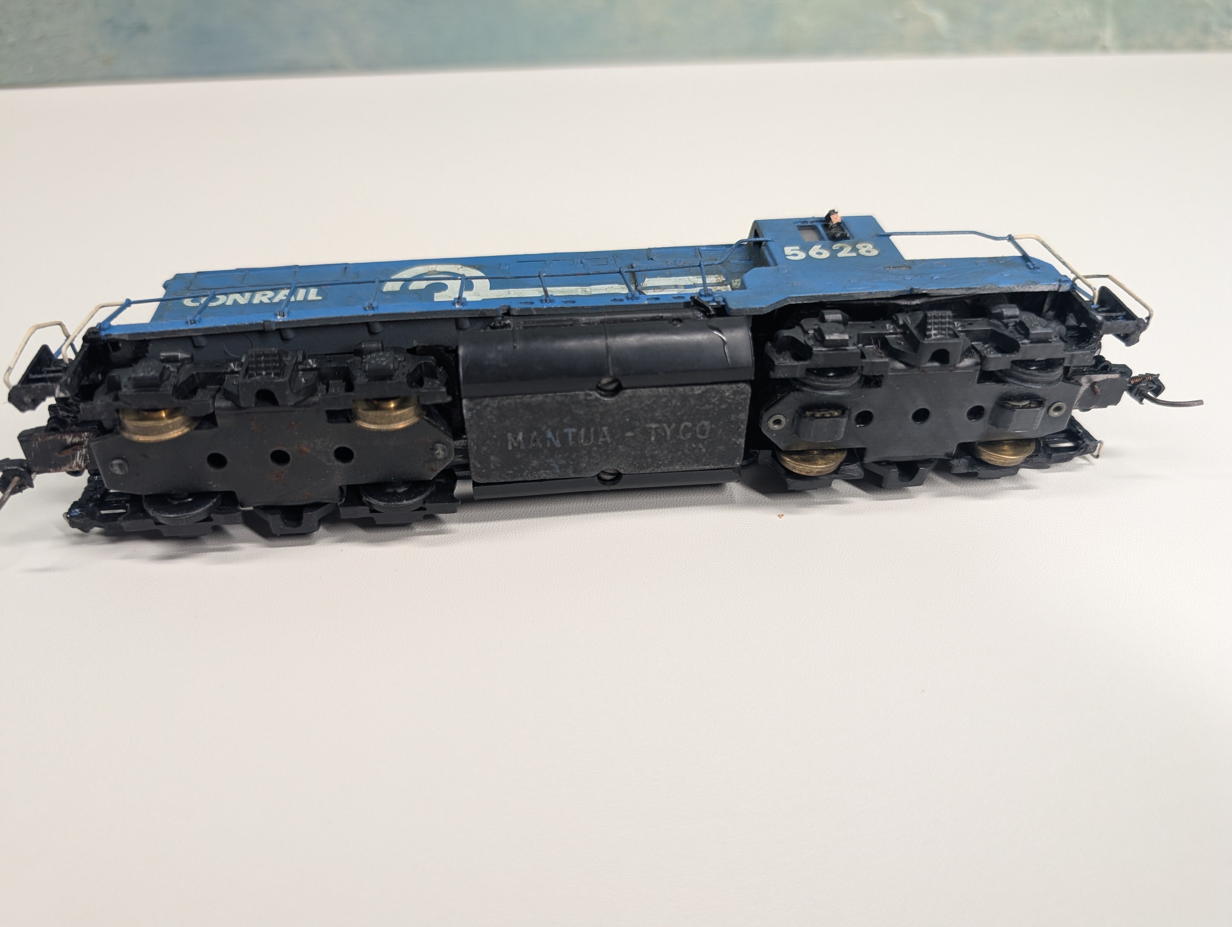 USED Mantua HO Scale Diesel Locomotive Conrail #5628 Runs, Decal DC