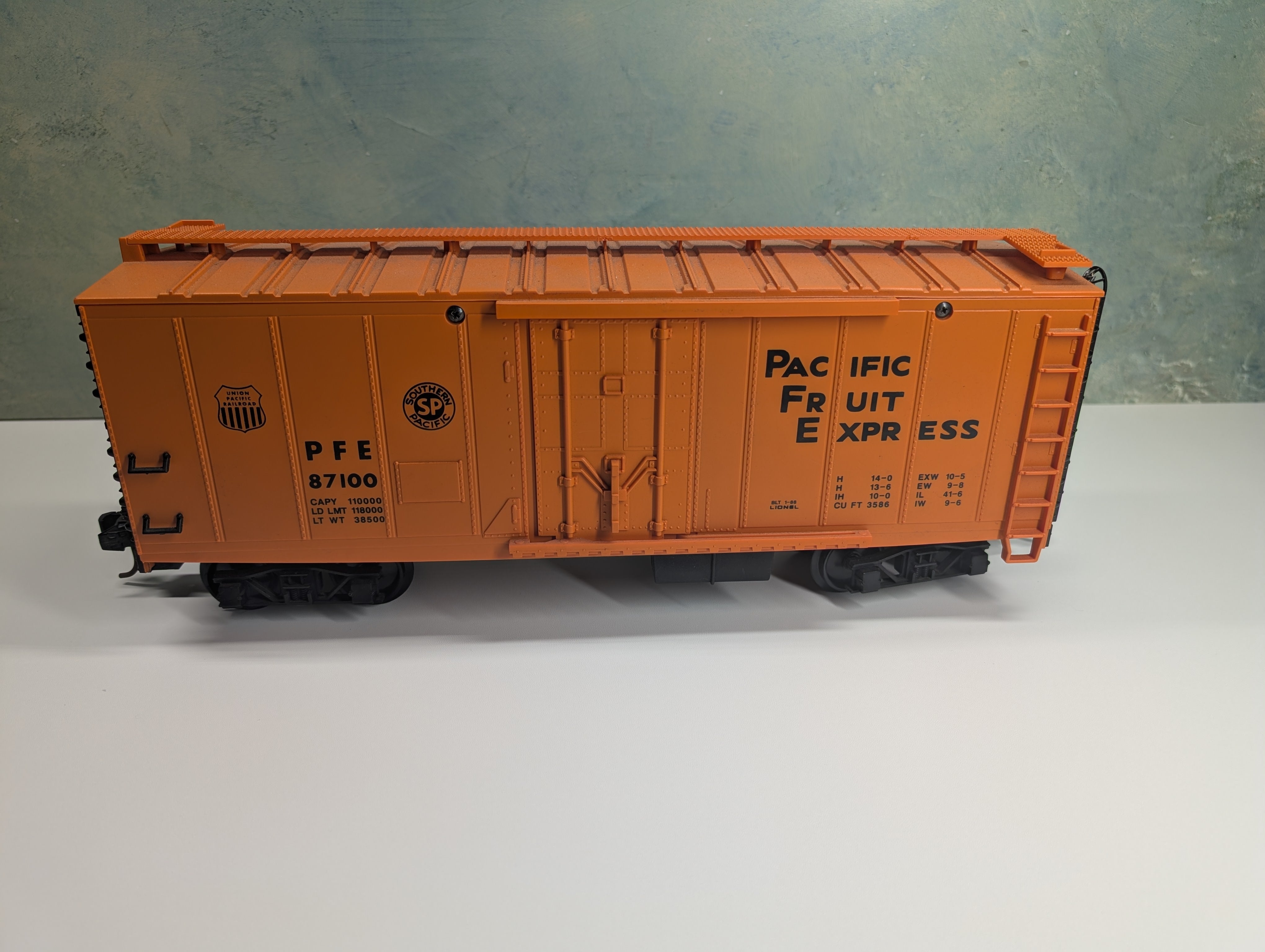 USED Lionel G Scale Reefer Pacific Fruit Express PFE #87100