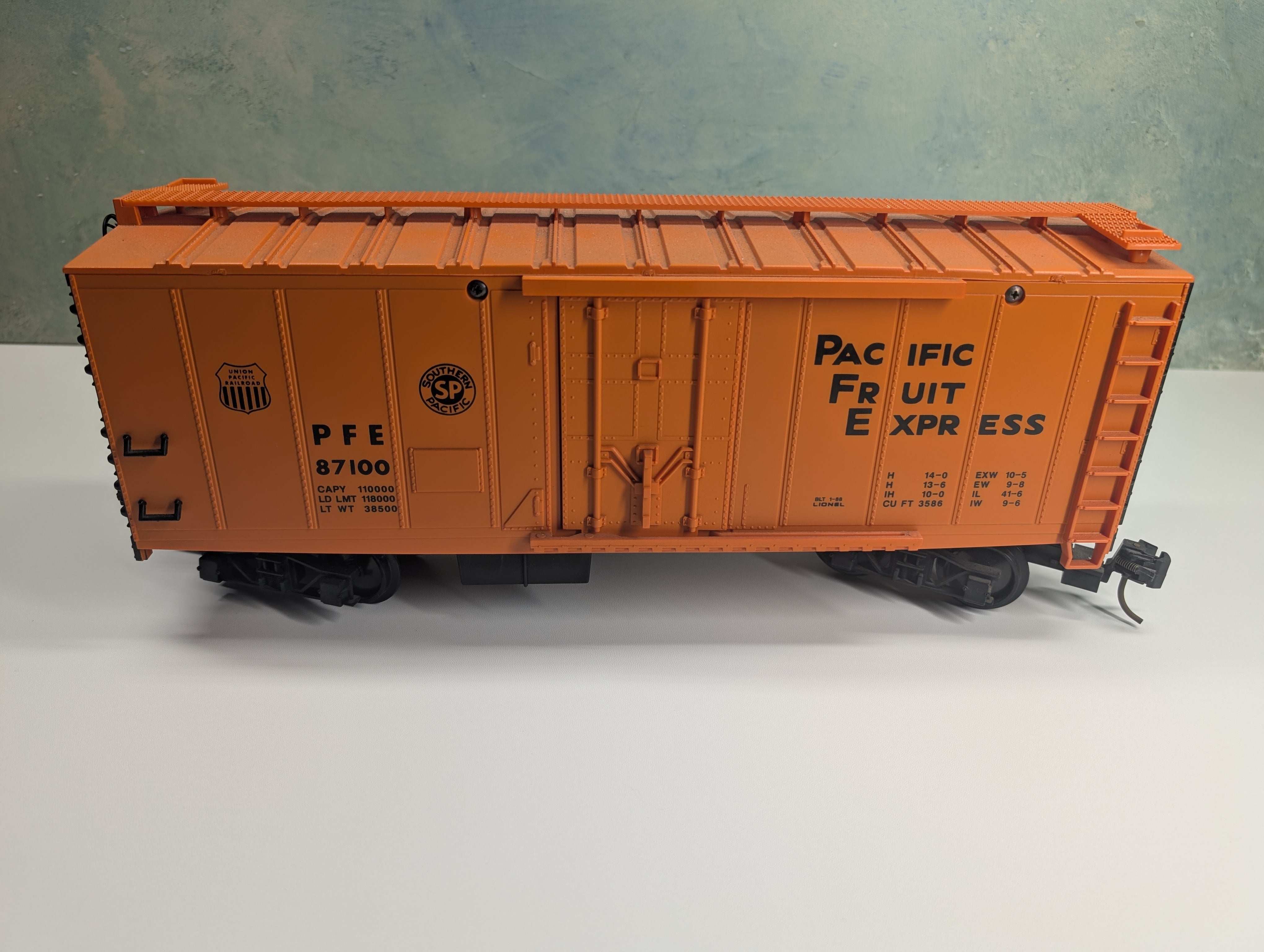 USED Lionel G Scale Reefer Pacific Fruit Express PFE #87100