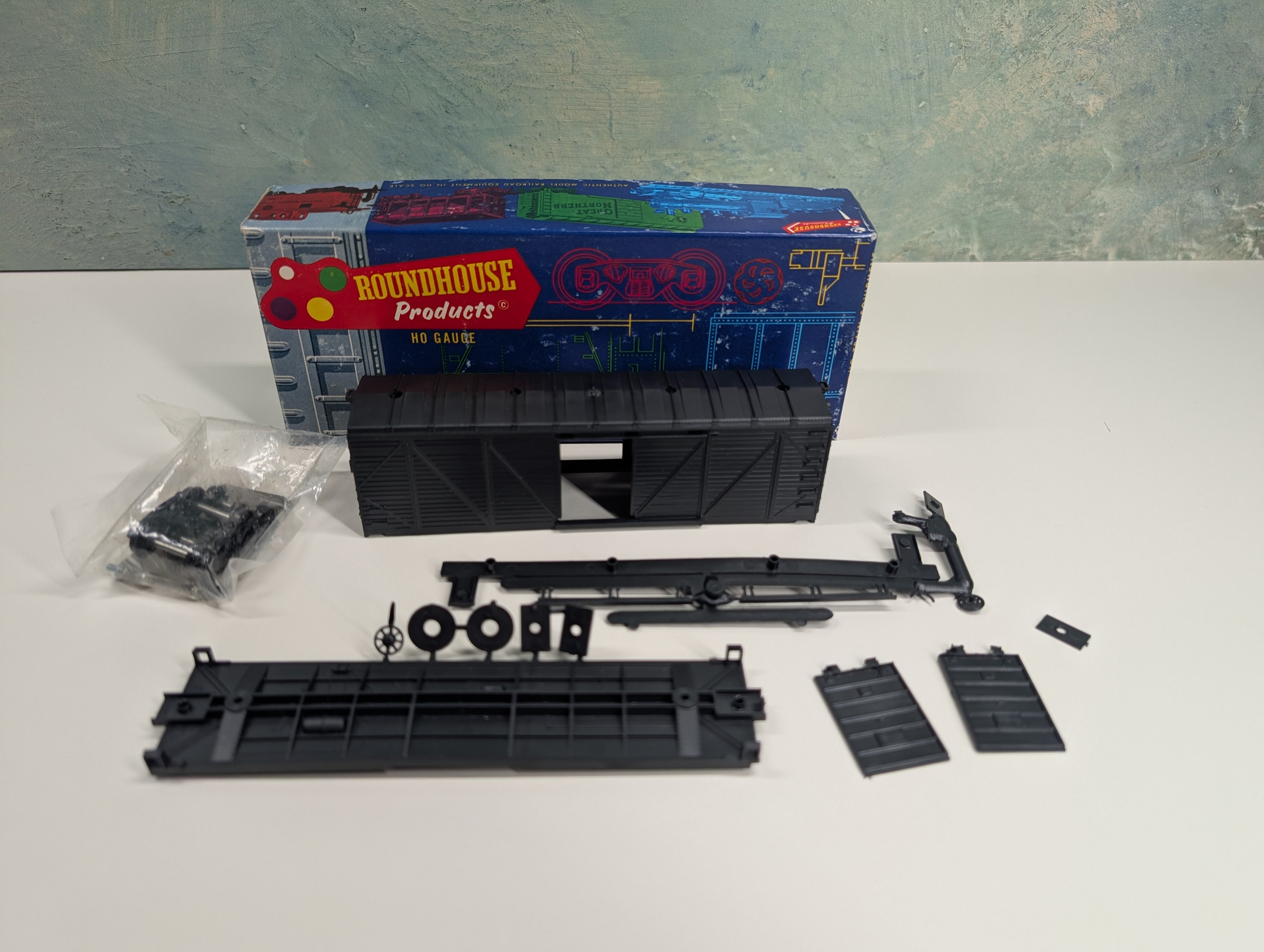 USED Roundhouse 1030 HO Scale 40' Box Car Kit Truss Side Undecorated Black KIT