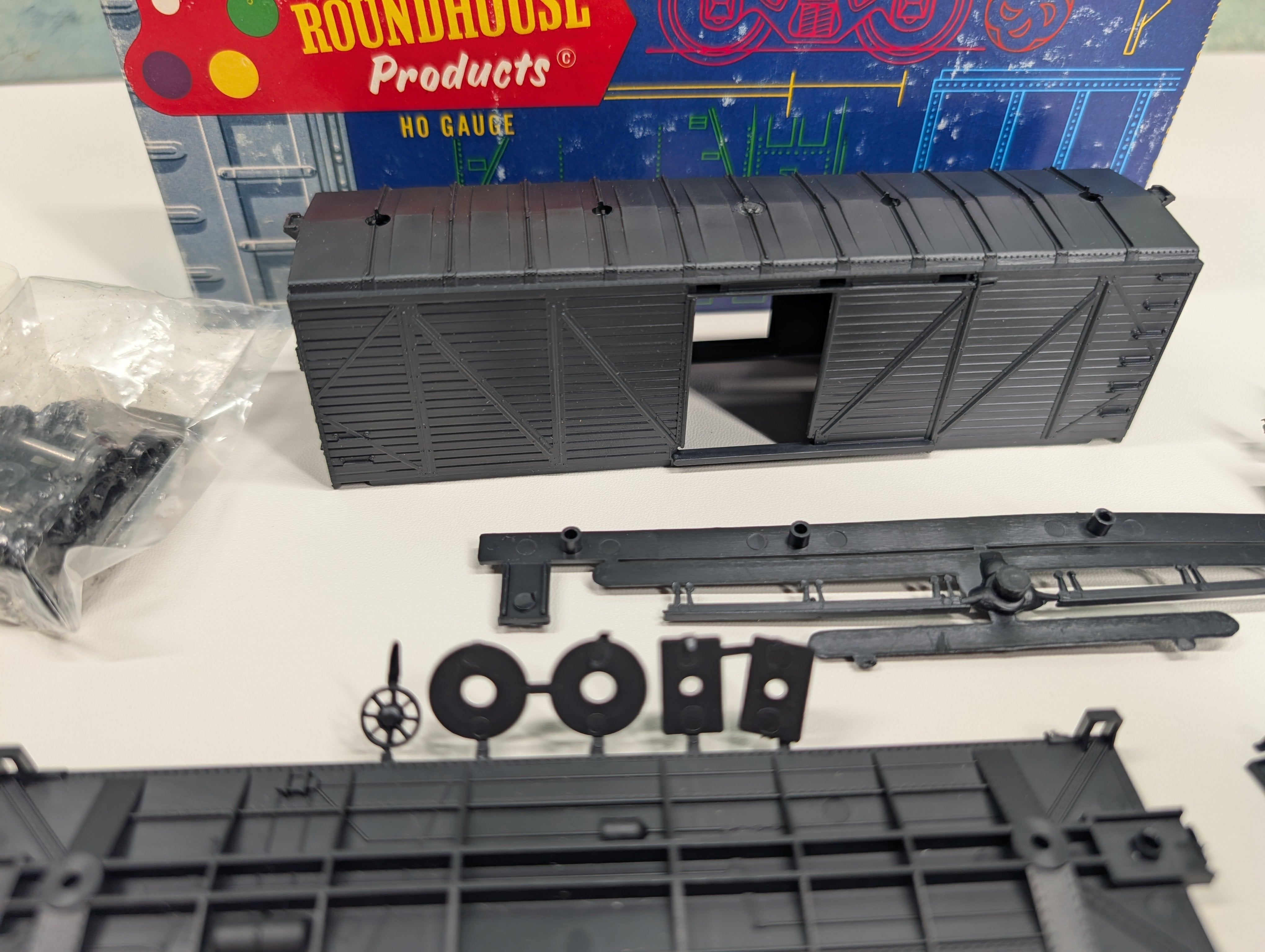 USED Roundhouse 1030 HO Scale 40' Box Car Kit Truss Side Undecorated Black KIT